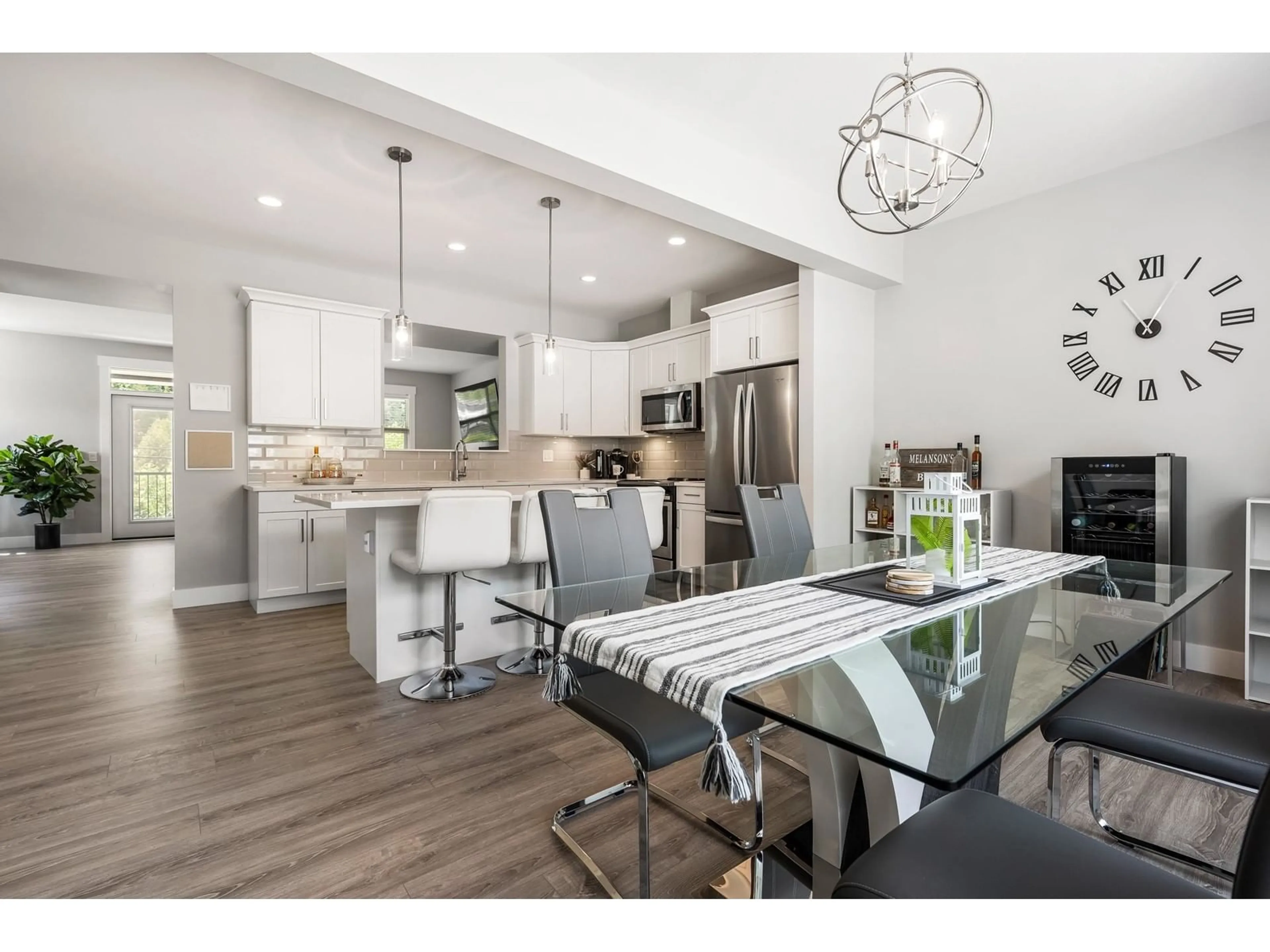 Open concept kitchen, wood/laminate floor for 21 - 386 PINE AVENUE, Harrison Hot Springs British Columbia V0M1K0