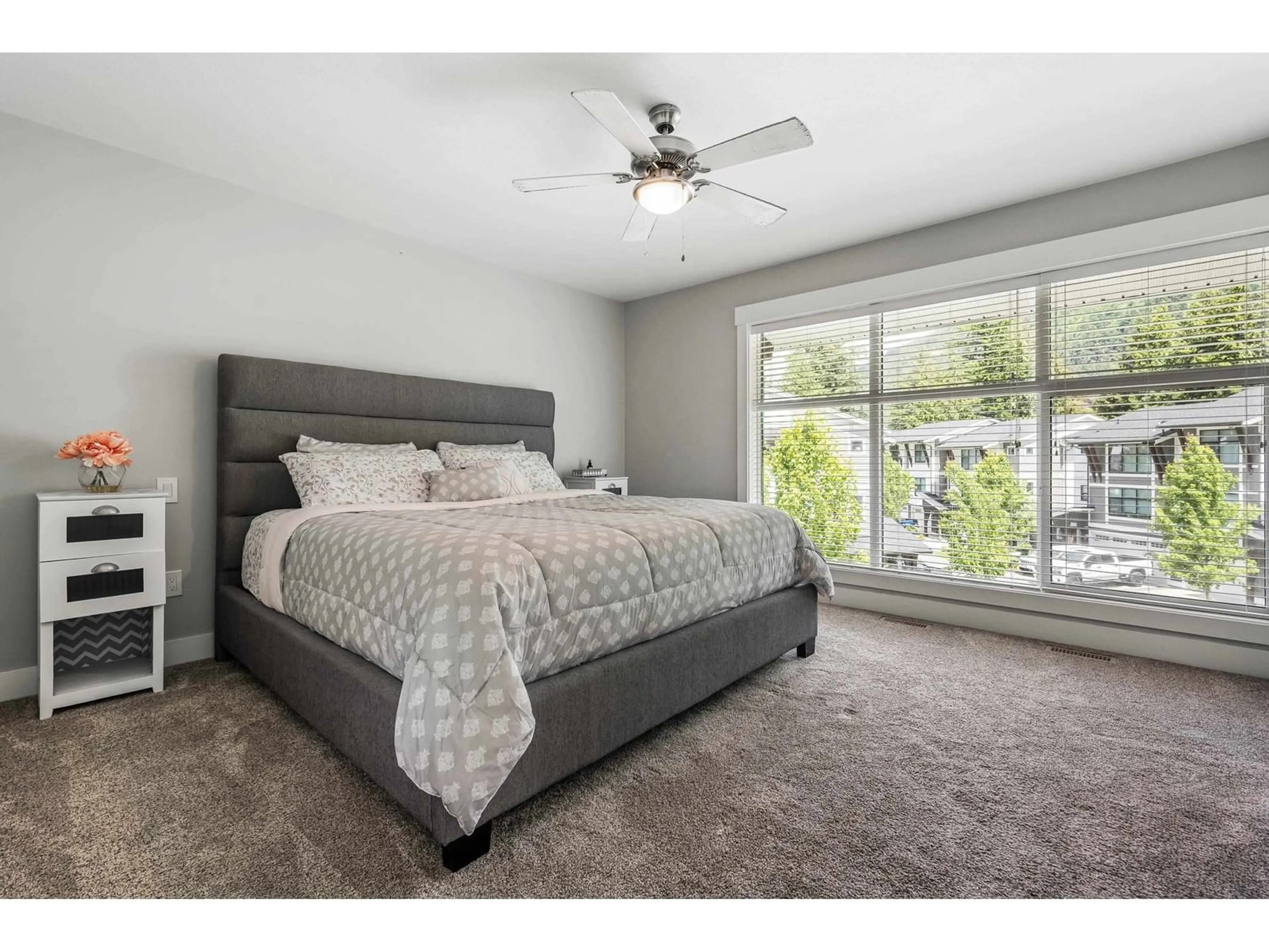 Bedroom with bed, carpet floor for 21 - 386 PINE AVENUE, Harrison Hot Springs British Columbia V0M1K0