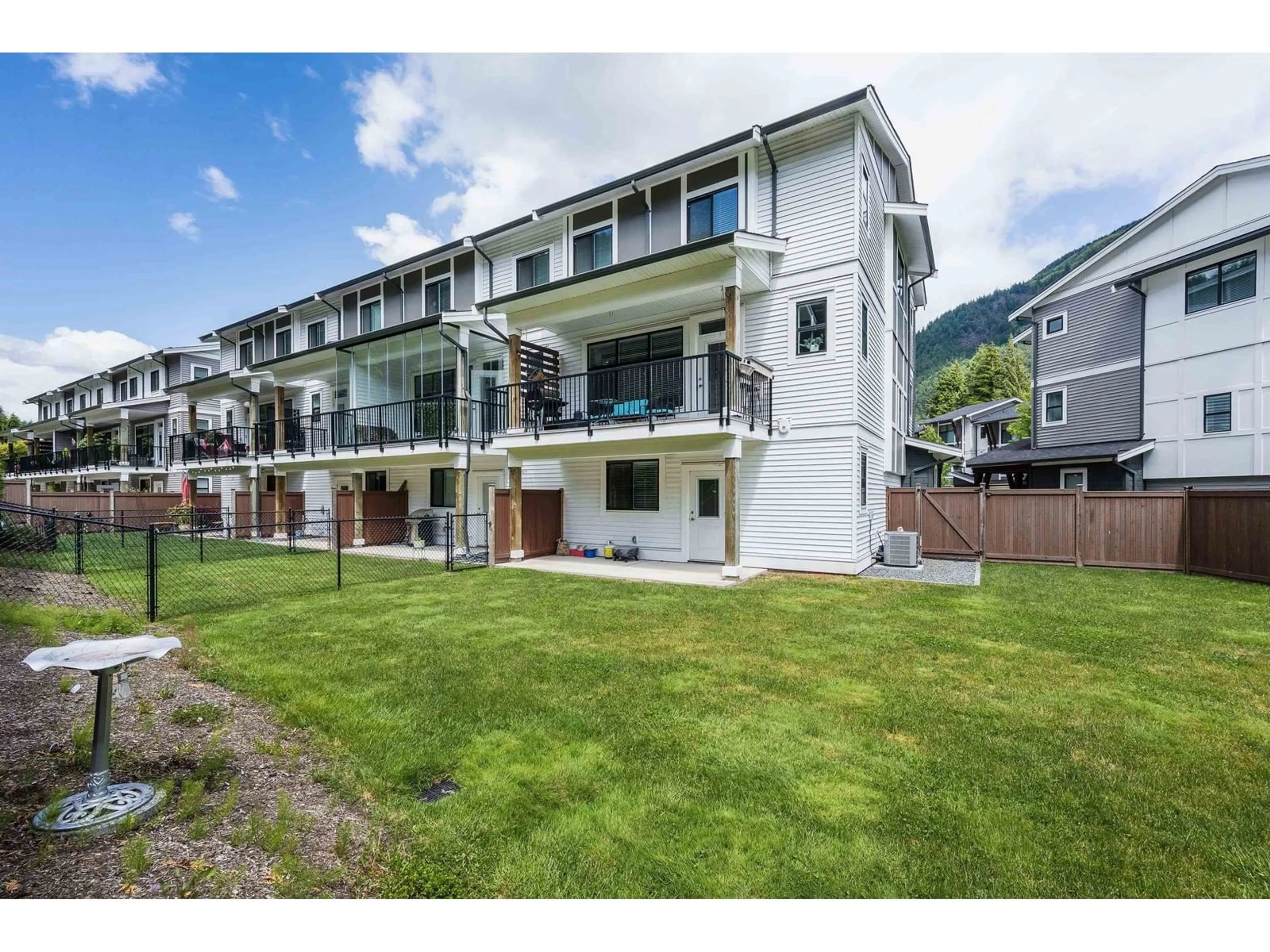 A pic from outside/outdoor area/front of a property/back of a property/a pic from drone, mountain view for 21 - 386 PINE AVENUE, Harrison Hot Springs British Columbia V0M1K0