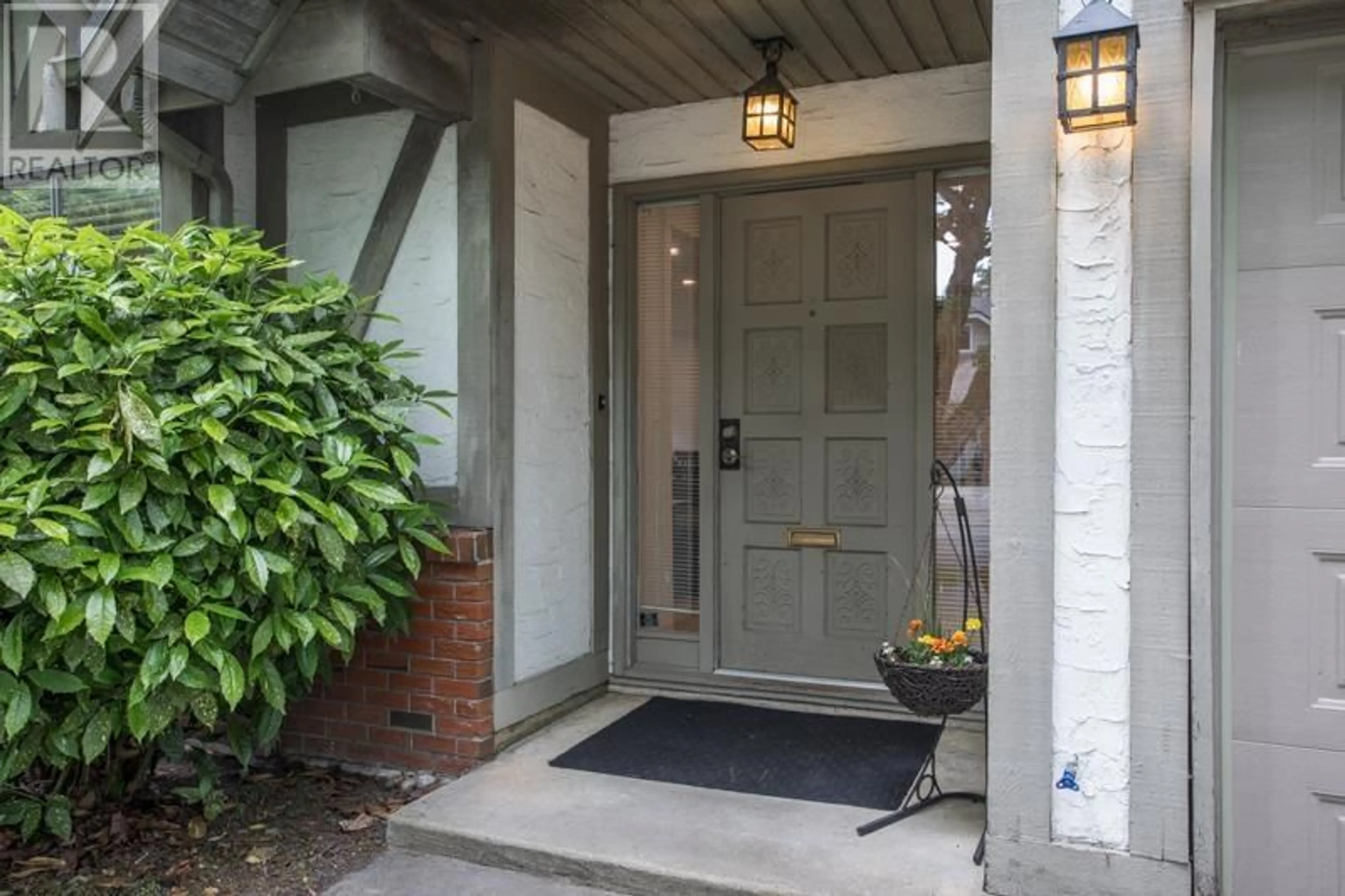 Indoor entryway for 10113 LAWSON DRIVE, Richmond British Columbia V7E5M2