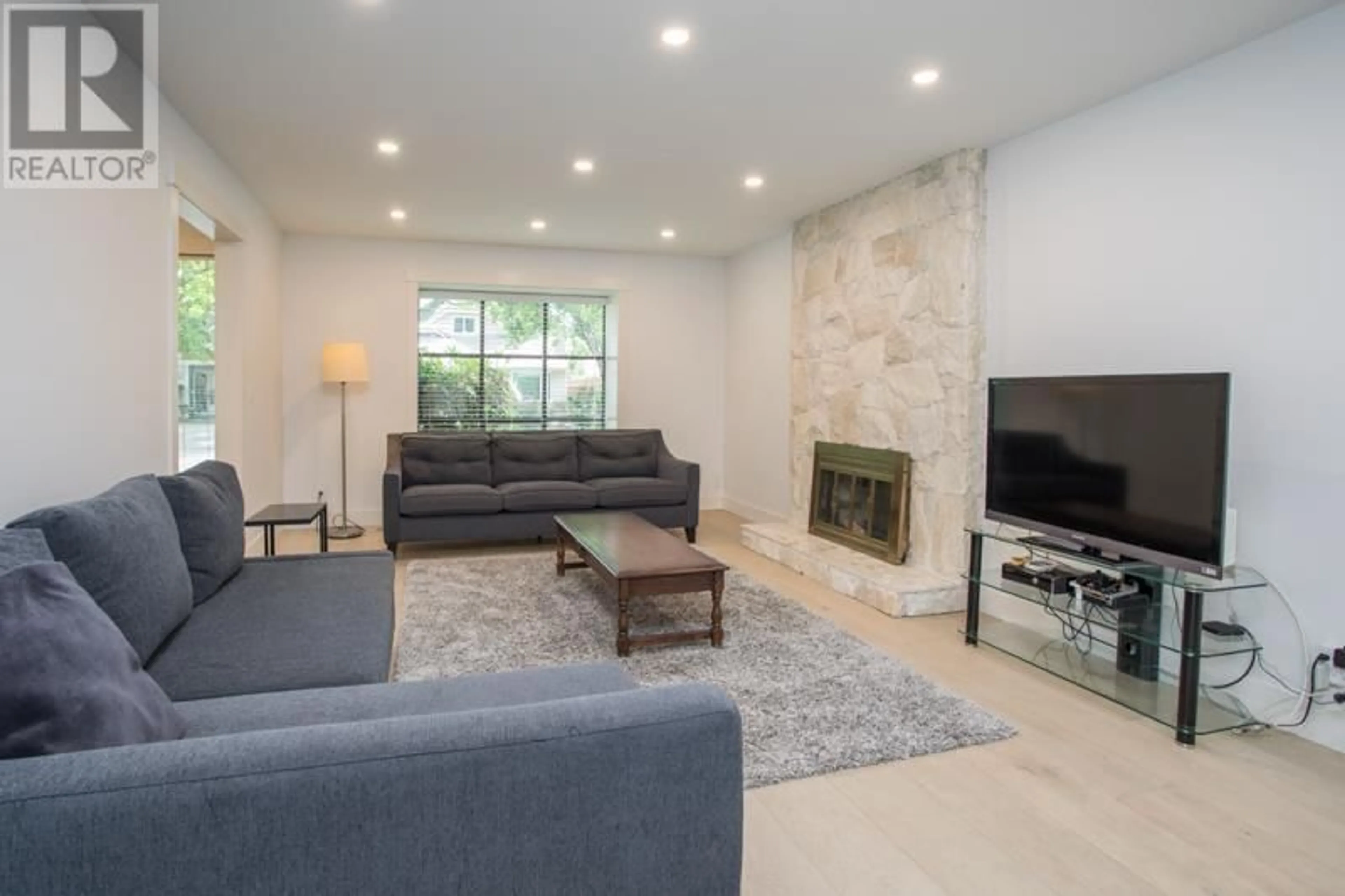 Living room with furniture, unknown for 10113 LAWSON DRIVE, Richmond British Columbia V7E5M2
