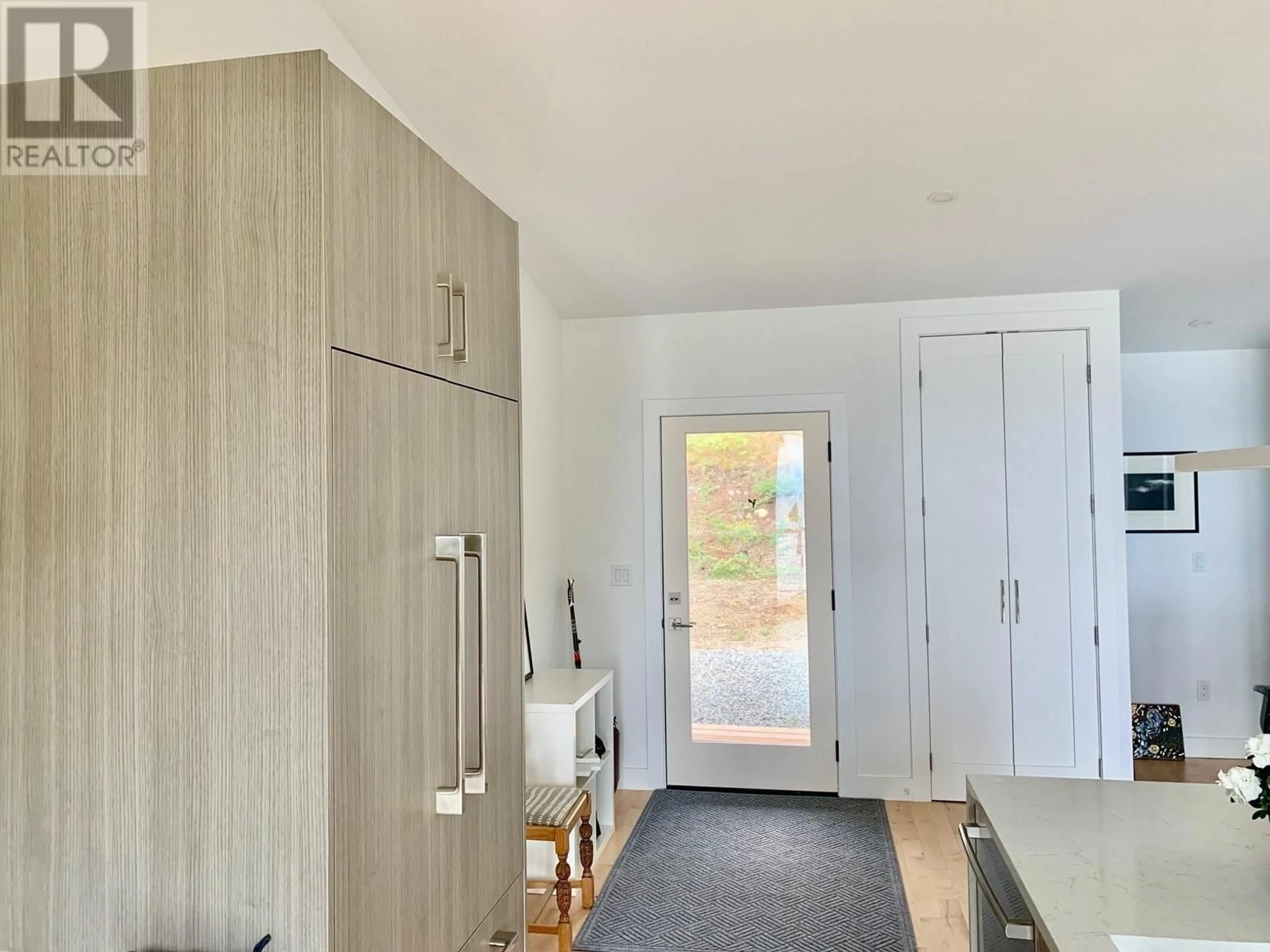 Indoor entryway for 1829 NORTH ROAD, Gibsons British Columbia V0N1V1
