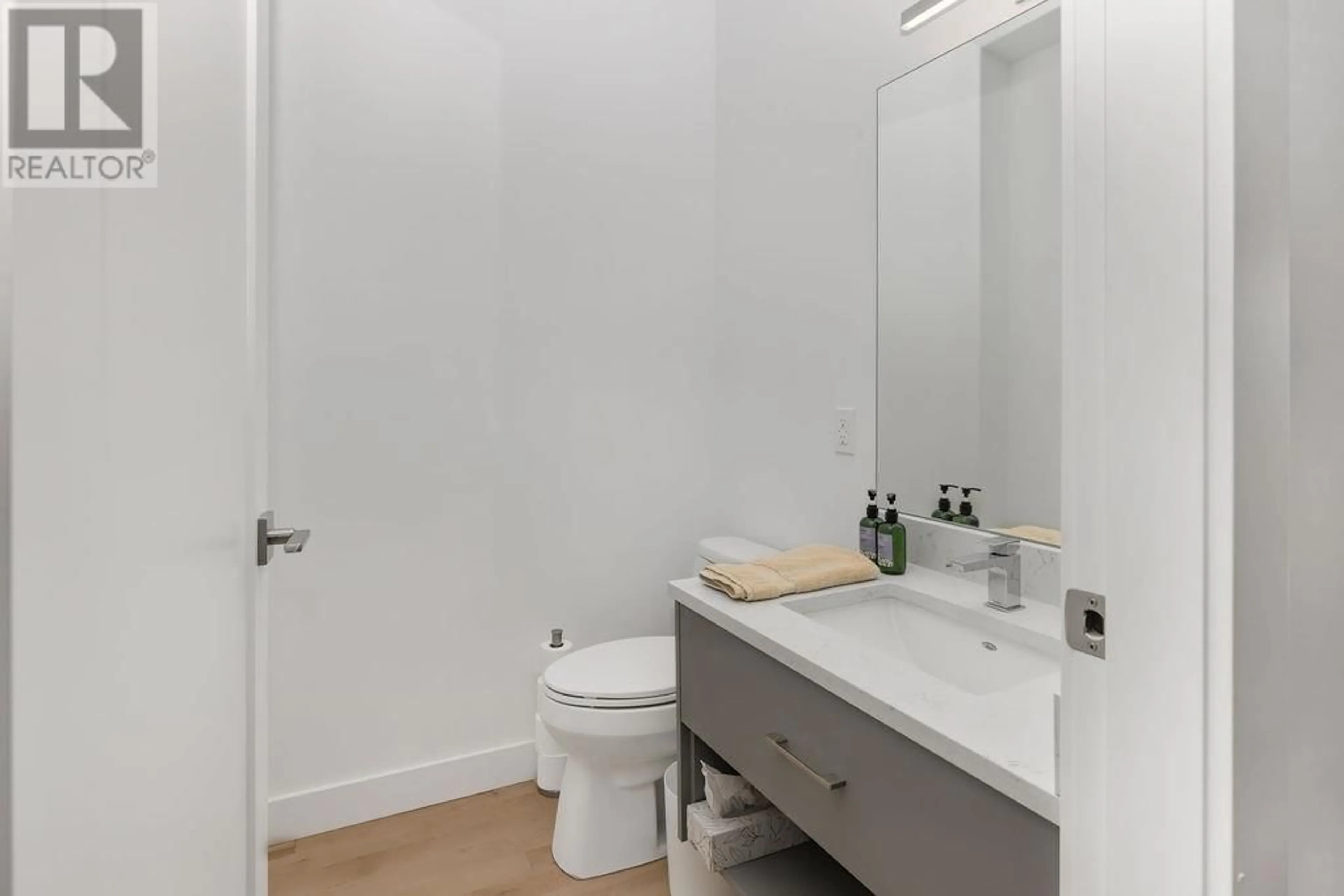 Standard bathroom, unknown for 1829 NORTH ROAD, Gibsons British Columbia V0N1V1