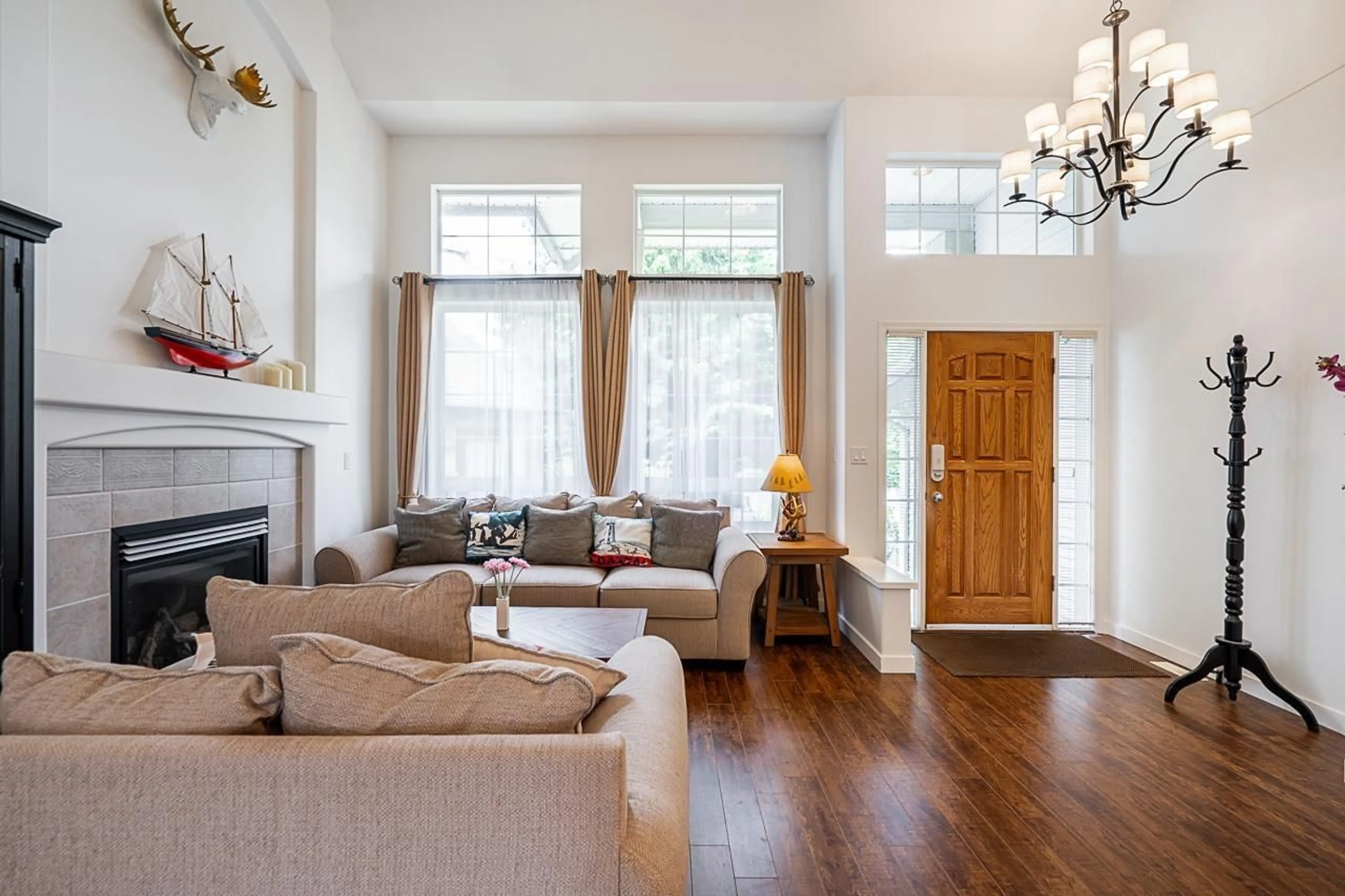 Living room with furniture, wood/laminate floor for 10258 167A, Surrey British Columbia V4N5H2