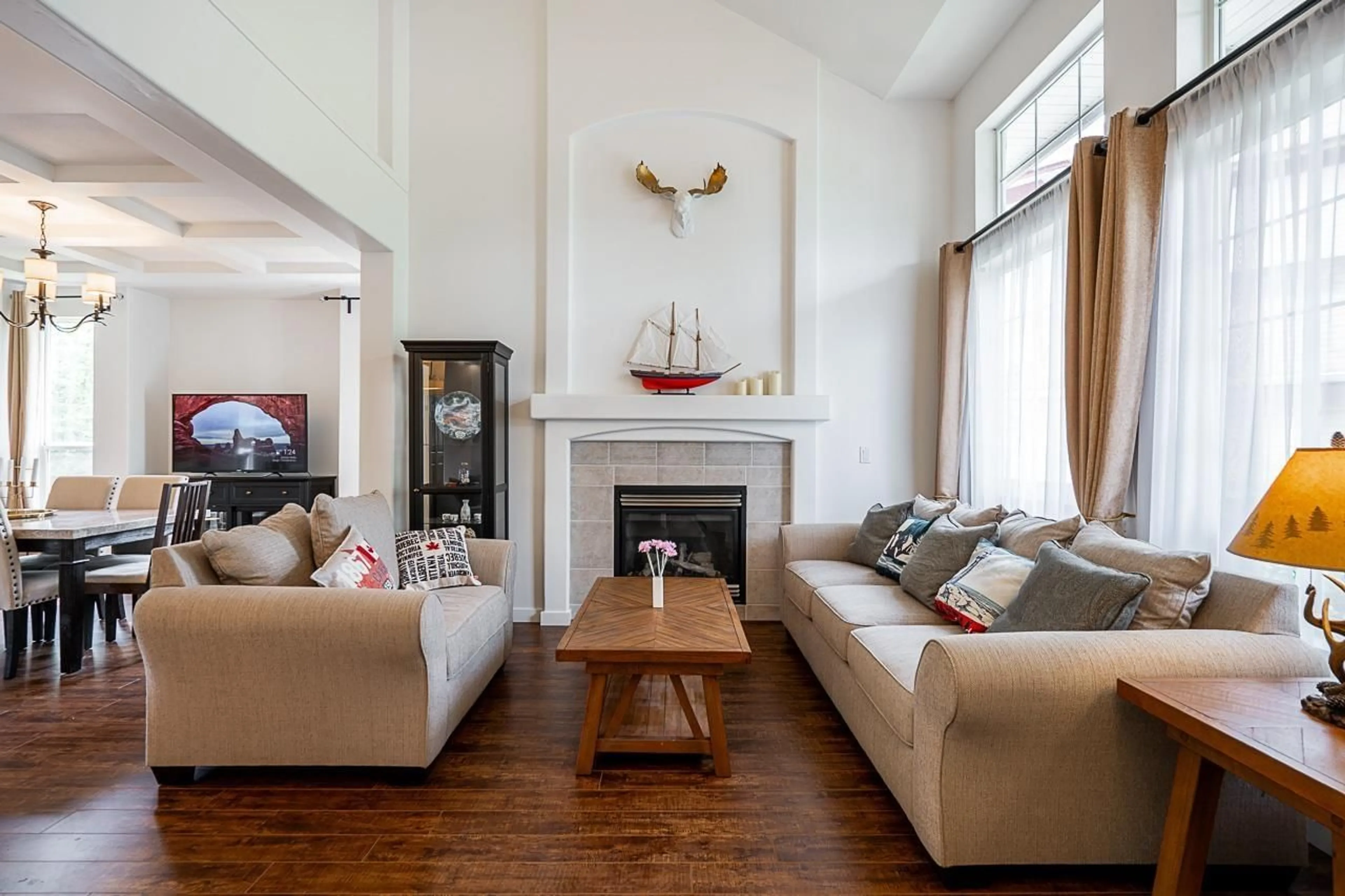 Living room with furniture, wood/laminate floor for 10258 167A, Surrey British Columbia V4N5H2