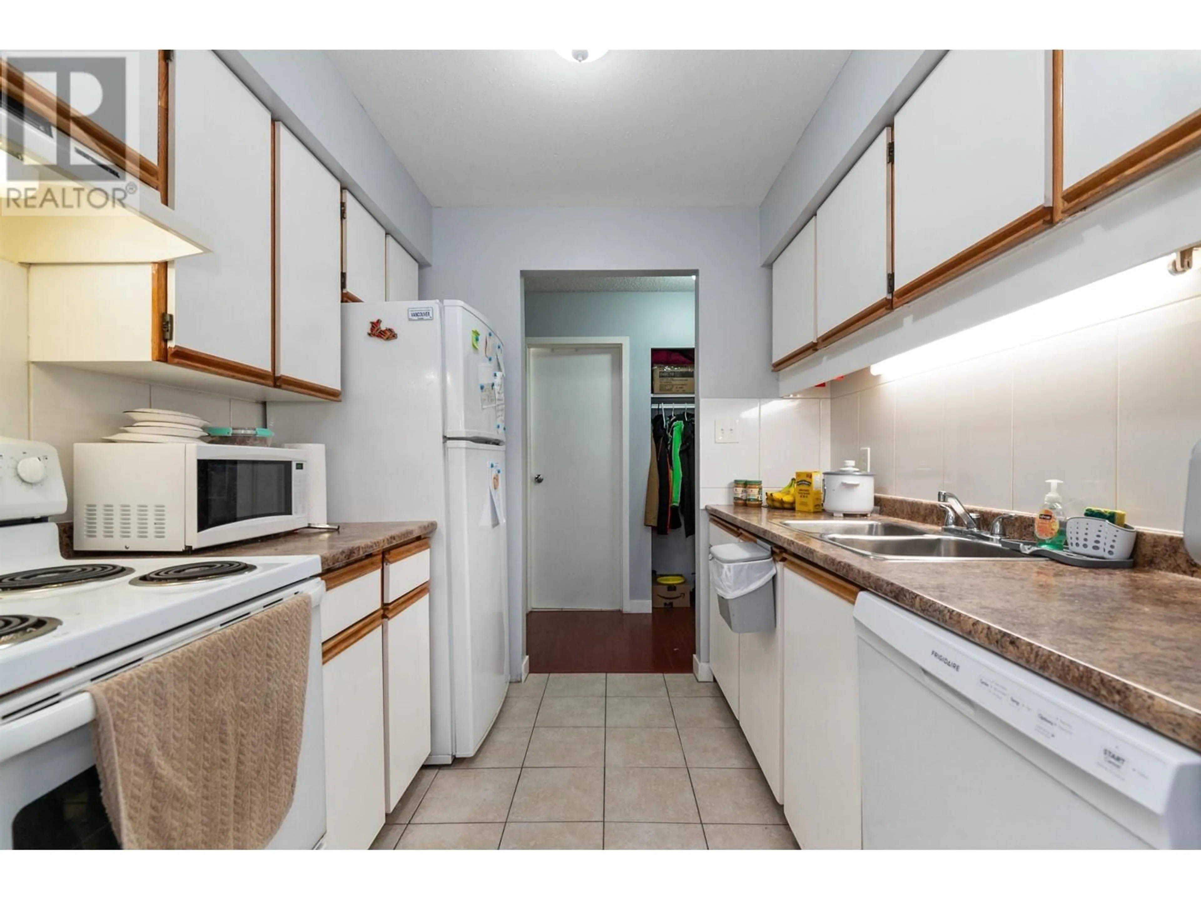 Standard kitchen, unknown for 316 - 385 GINGER DRIVE, New Westminster British Columbia V3L5L6