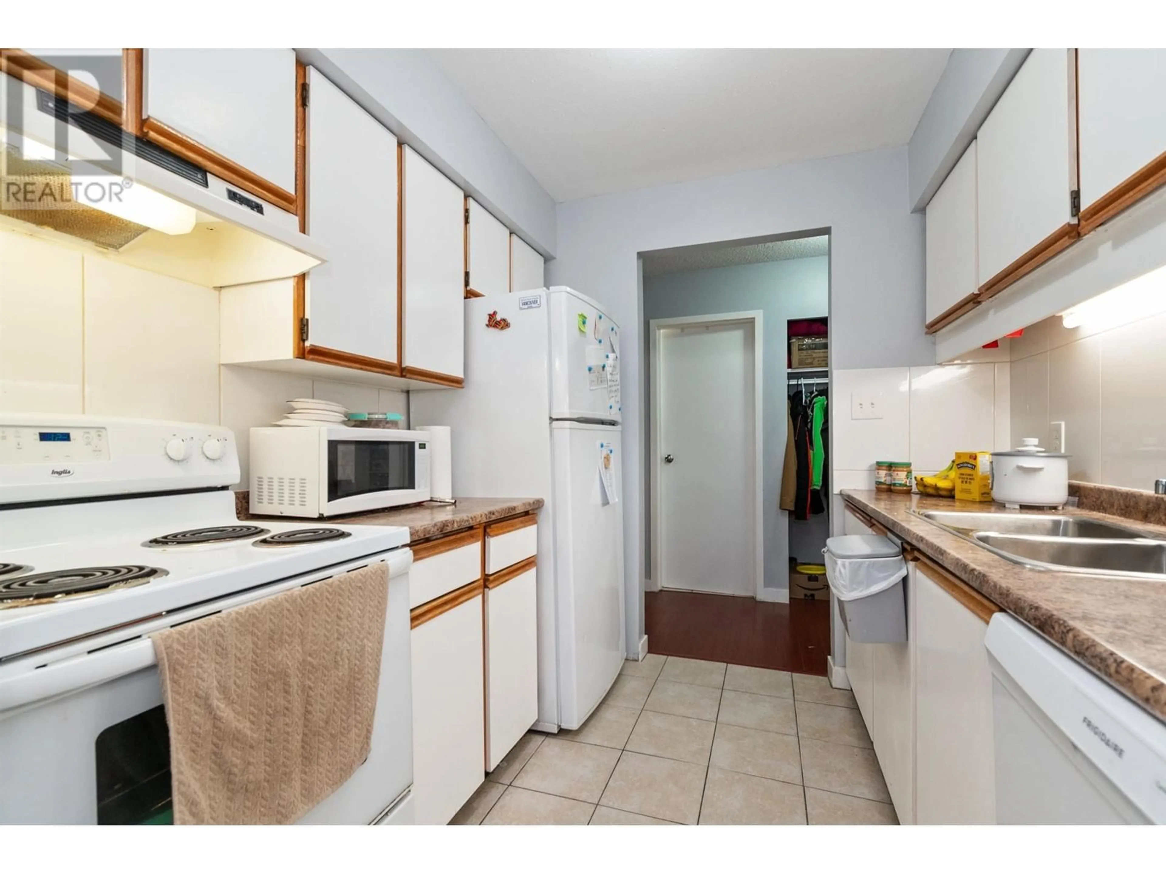 Standard kitchen, unknown for 316 - 385 GINGER DRIVE, New Westminster British Columbia V3L5L6