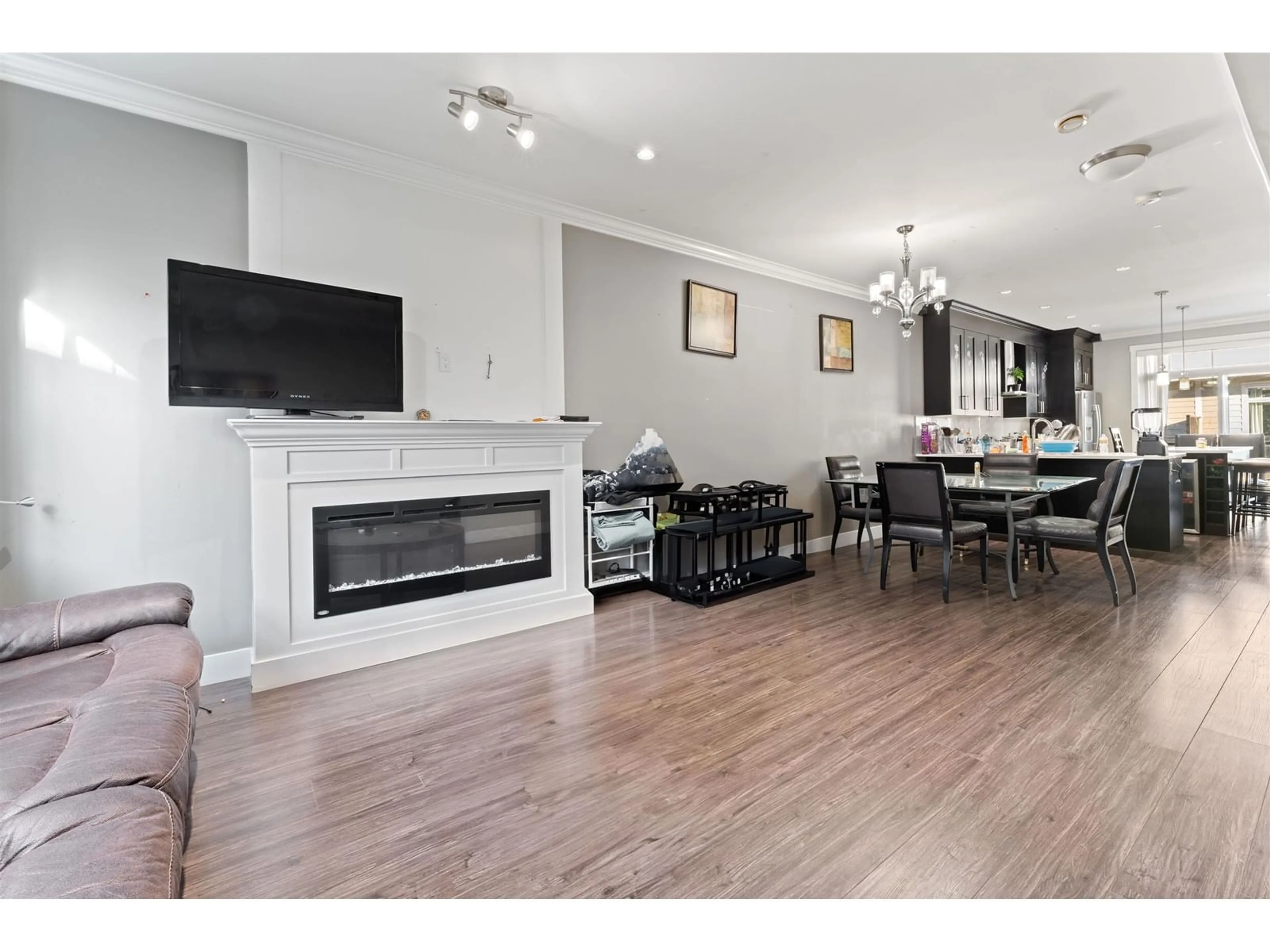 Living room with furniture, wood/laminate floor for 135 - 13670 62, Surrey British Columbia V3X0H8