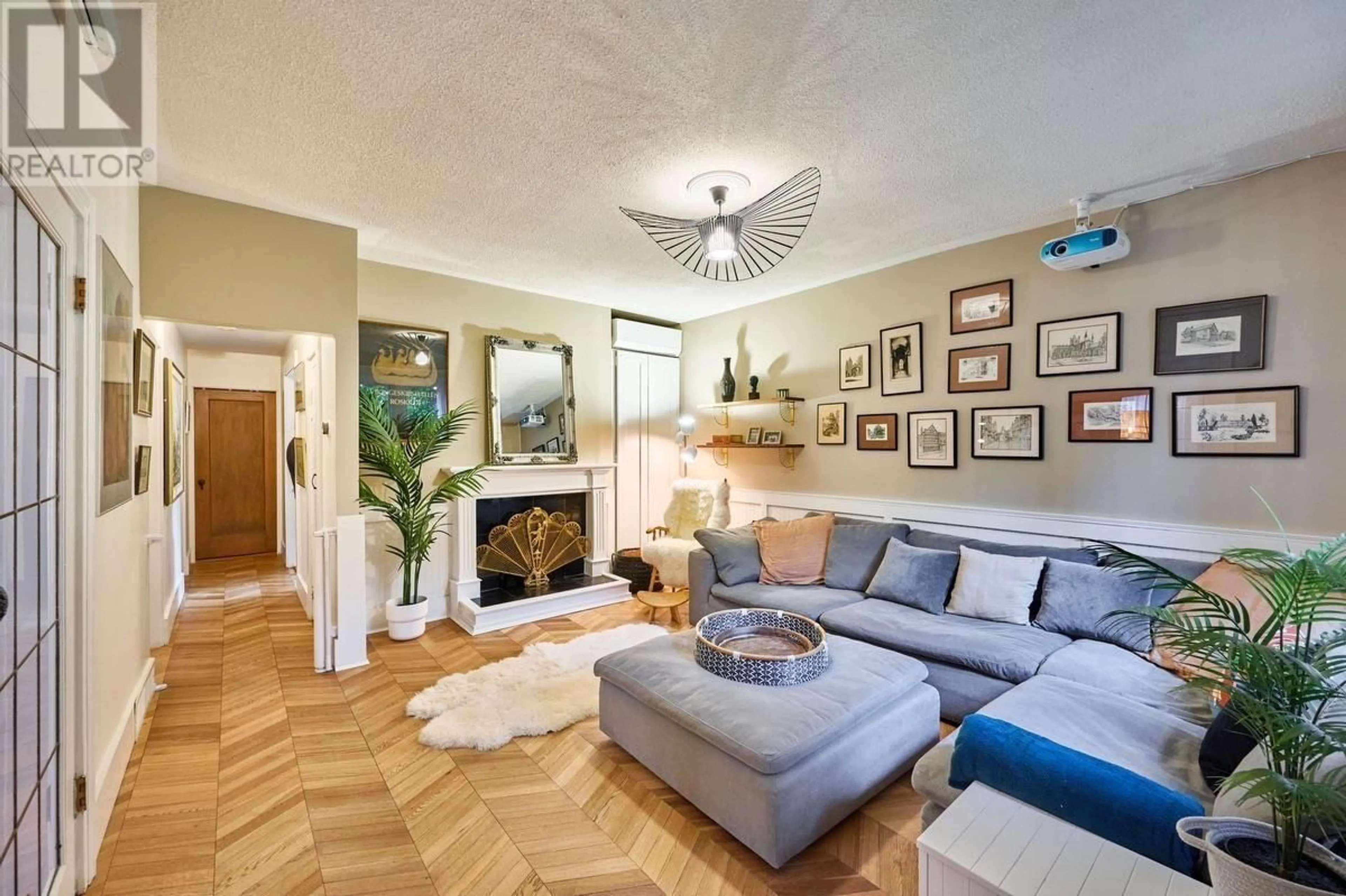 Living room with furniture, unknown for 221 23RD STREET, North Vancouver British Columbia V7M2B4