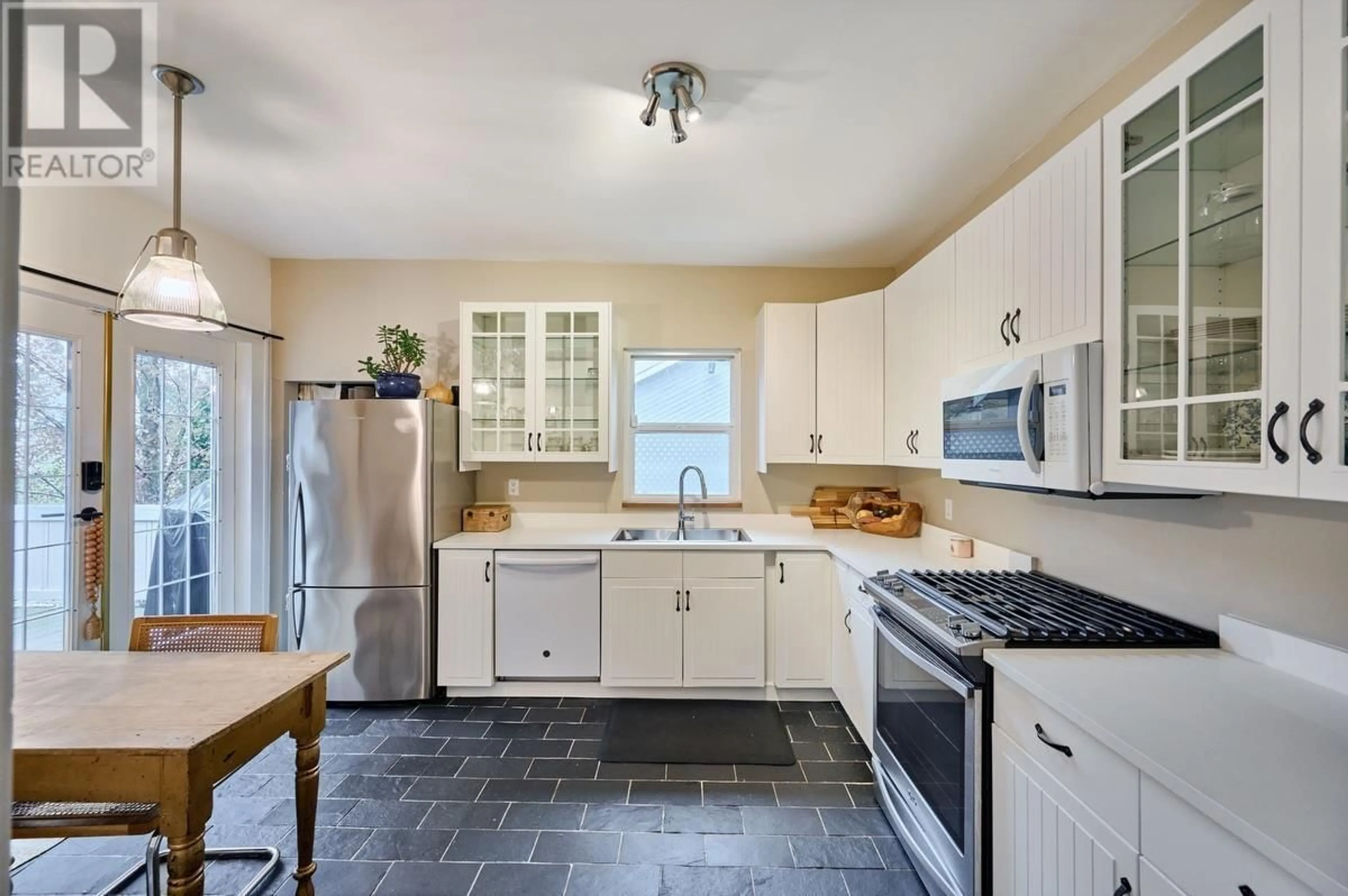 Standard kitchen, ceramic/tile floor for 221 23RD STREET, North Vancouver British Columbia V7M2B4