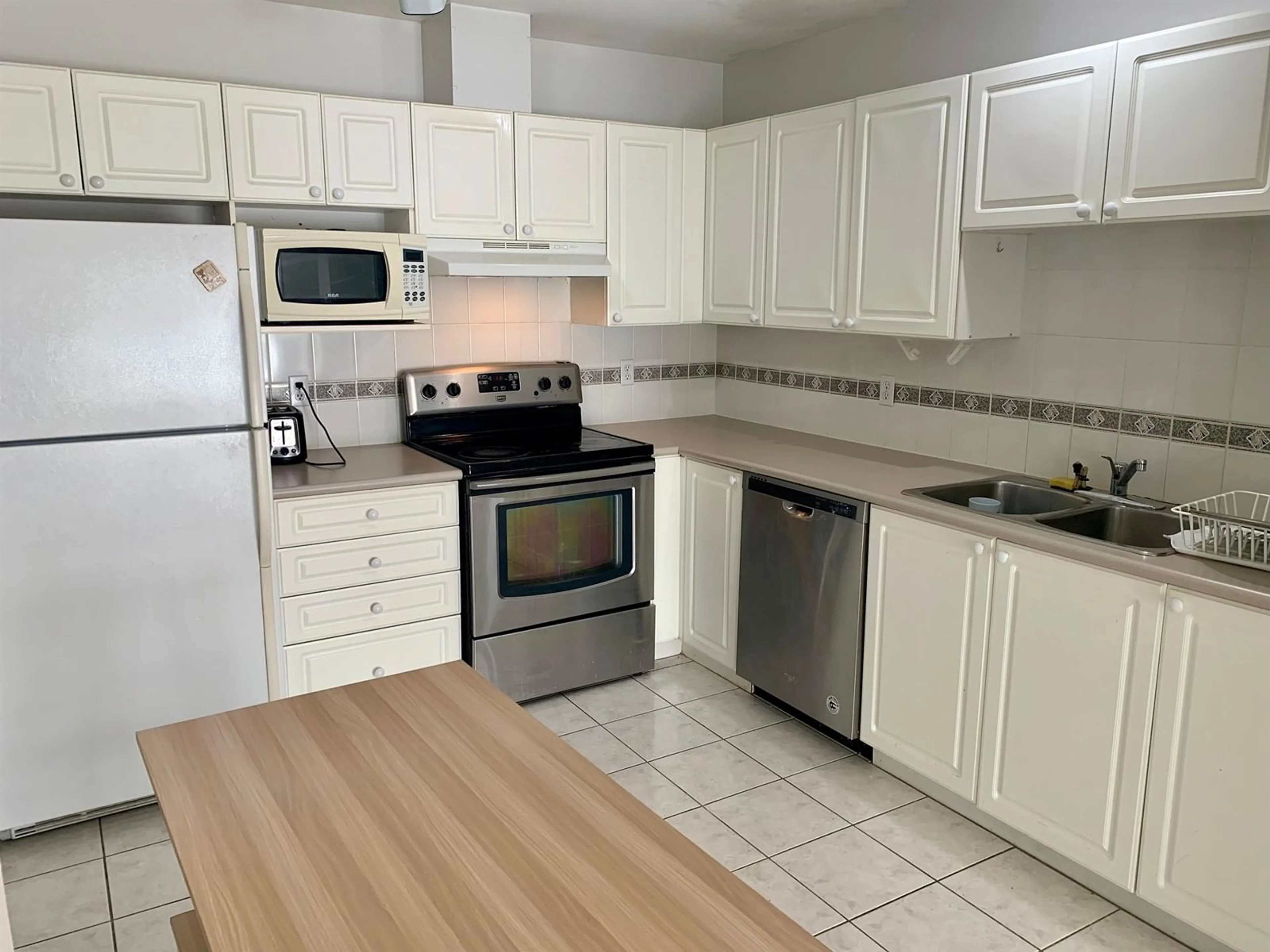 Standard kitchen, unknown for 303 - 45745 PRINCESS AVENUE, Chilliwack British Columbia V2P2B5