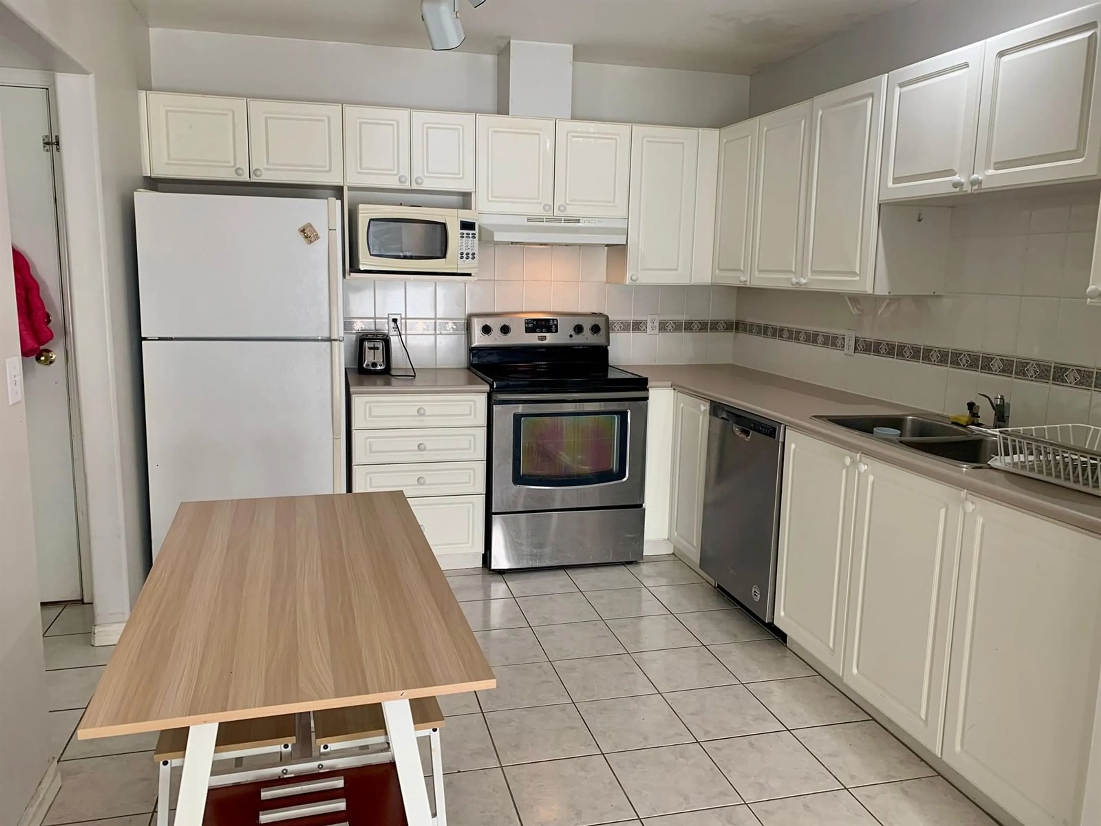 Standard kitchen, unknown for 303 - 45745 PRINCESS AVENUE, Chilliwack British Columbia V2P2B5