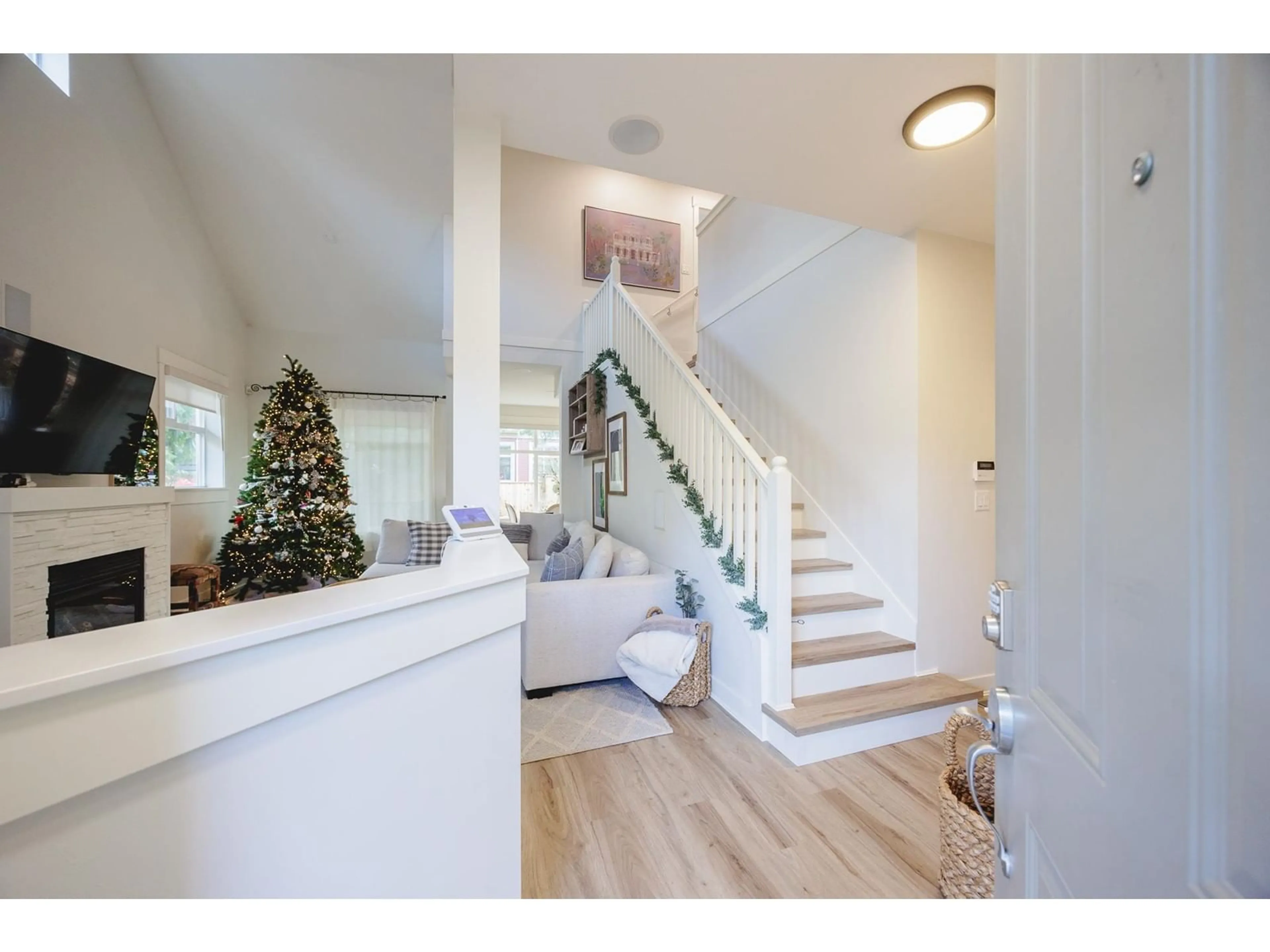 Indoor entryway for 32 - 15237 36, Surrey British Columbia V3Z0Y4