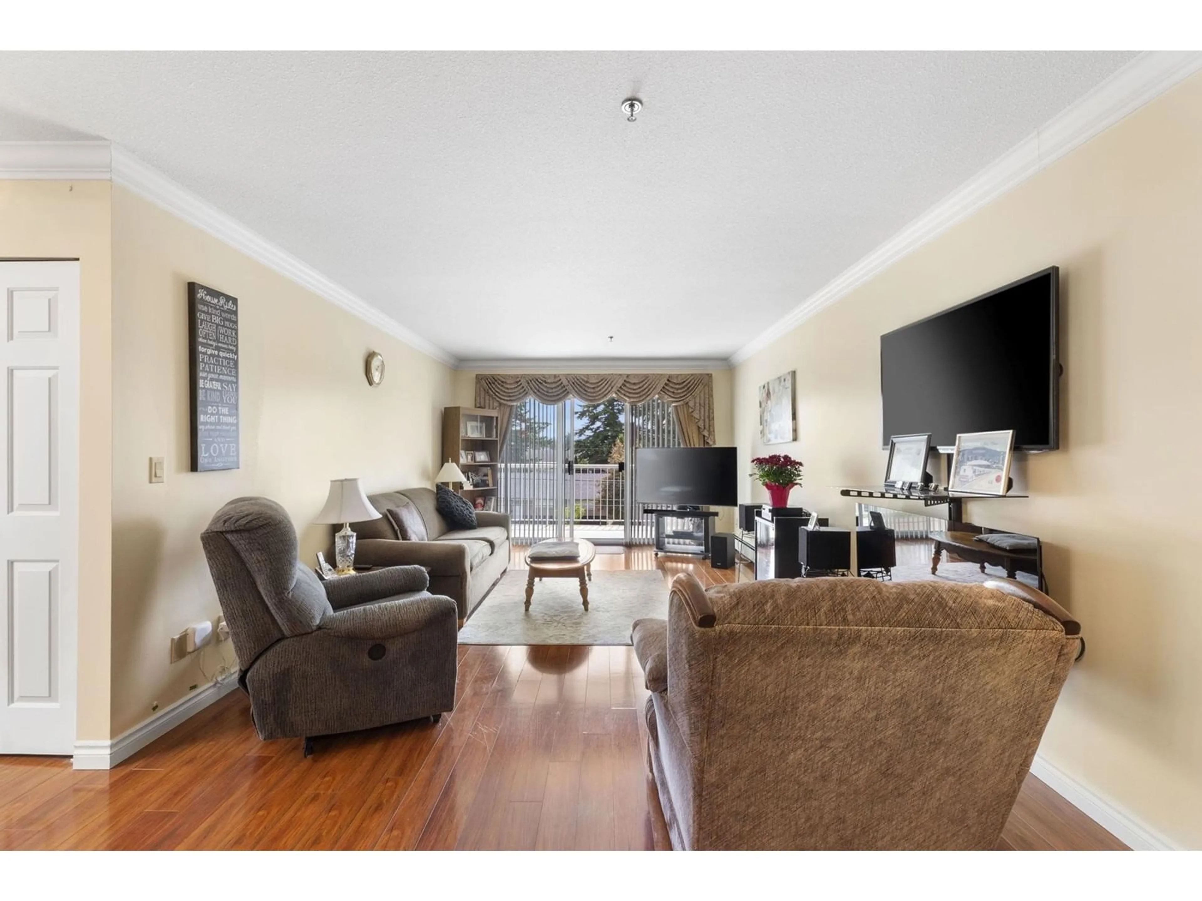 Living room with furniture, wood/laminate floor for 315 - 33535 KING, Abbotsford British Columbia V2S6Z5