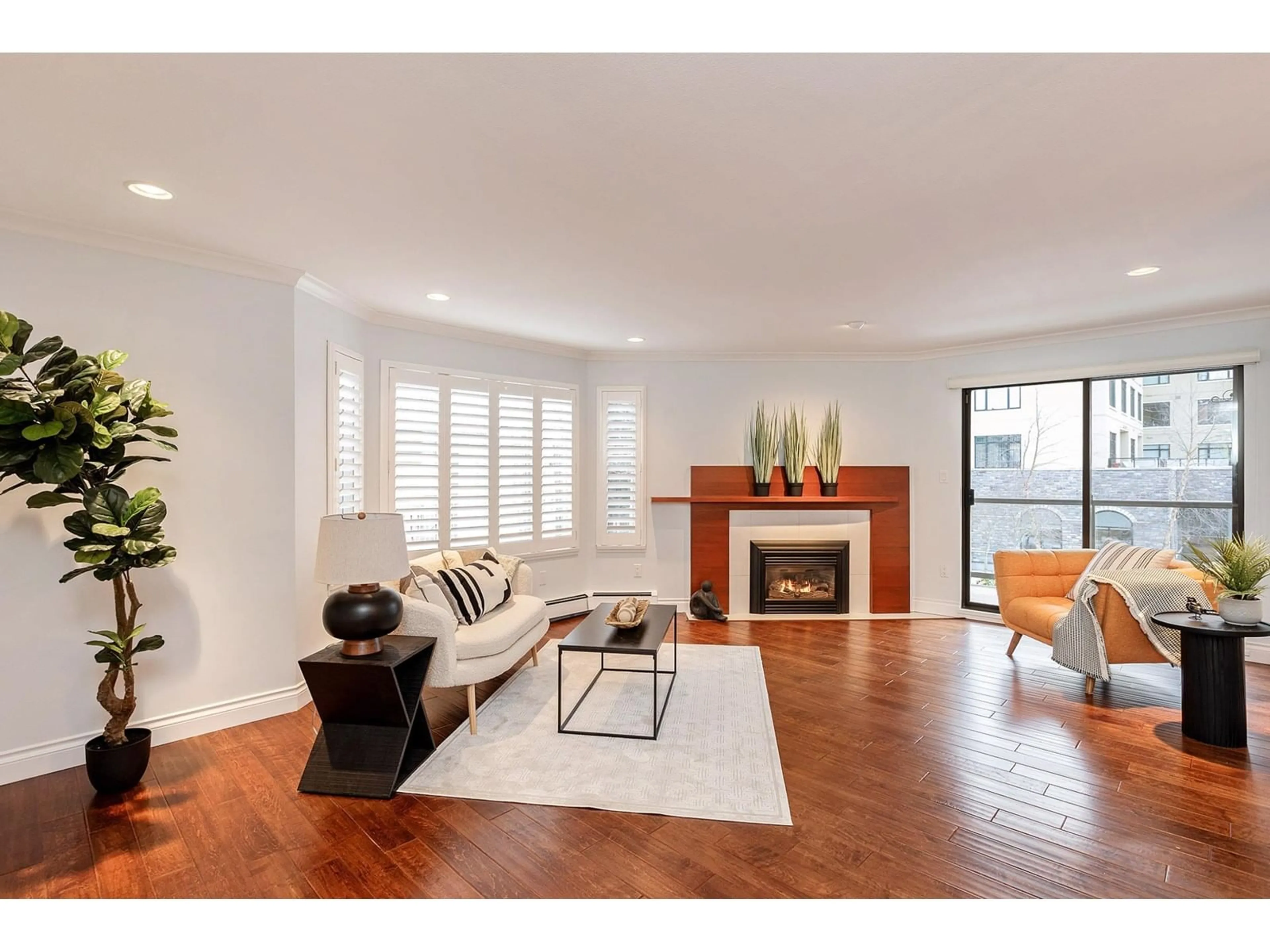 Living room with furniture, wood/laminate floor for 209 - 15300 17, Surrey British Columbia V4A8Y6