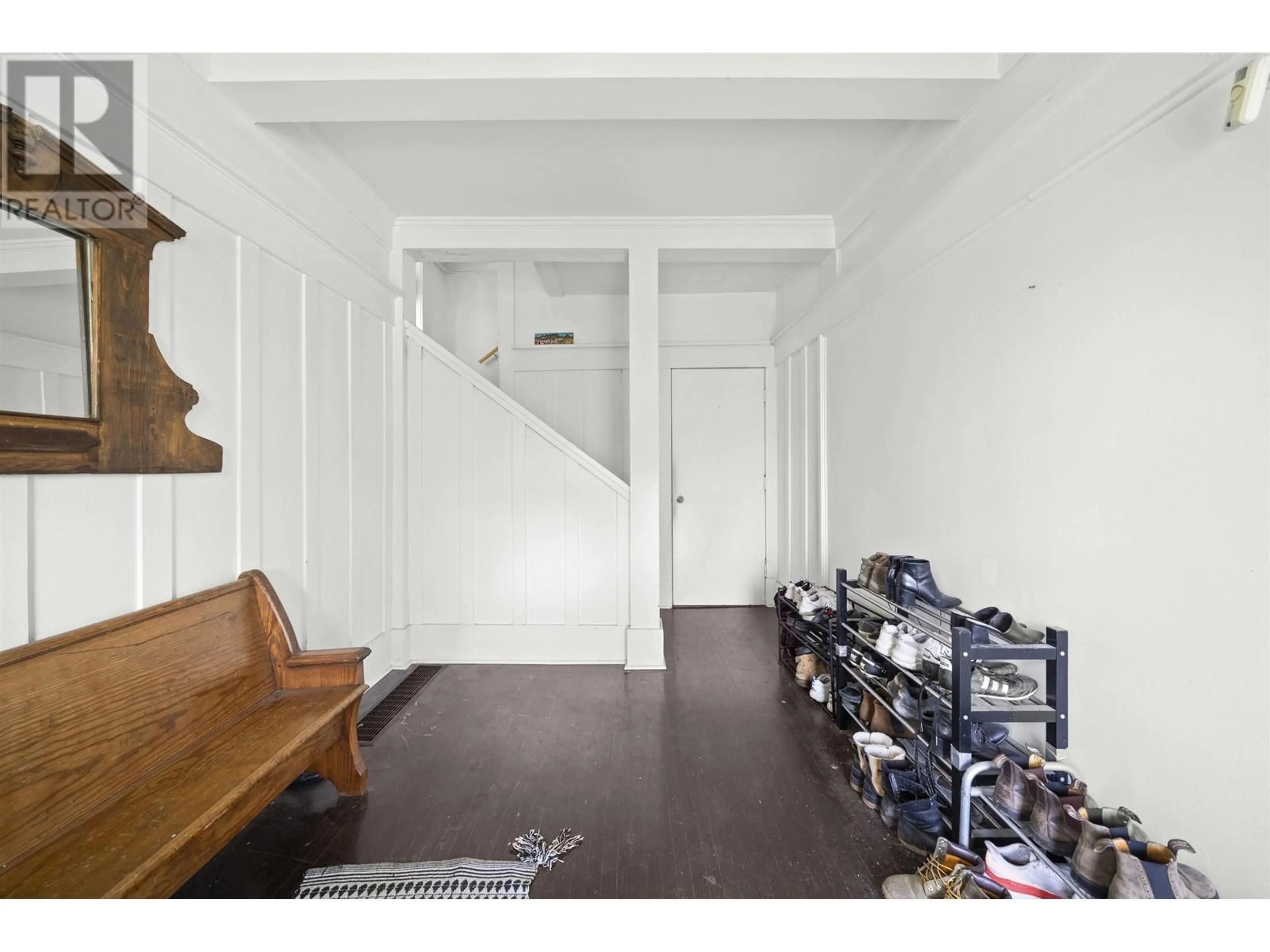 Indoor entryway for 3550 1ST AVENUE, Vancouver British Columbia V6R1G8