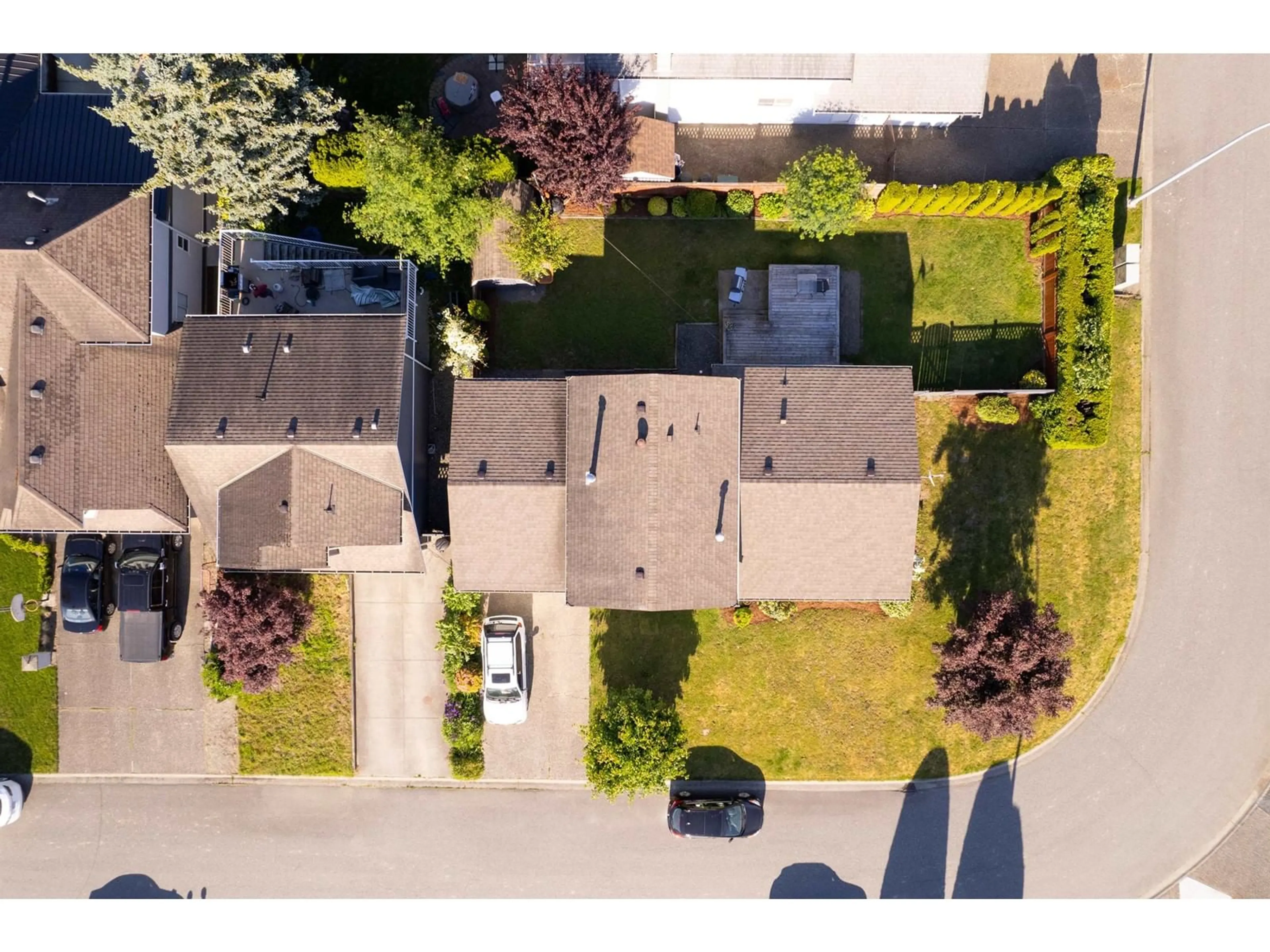 A pic from outside/outdoor area/front of a property/back of a property/a pic from drone, street for 46187 CHRISTINA DRIVE, Chilliwack British Columbia V2R2B6