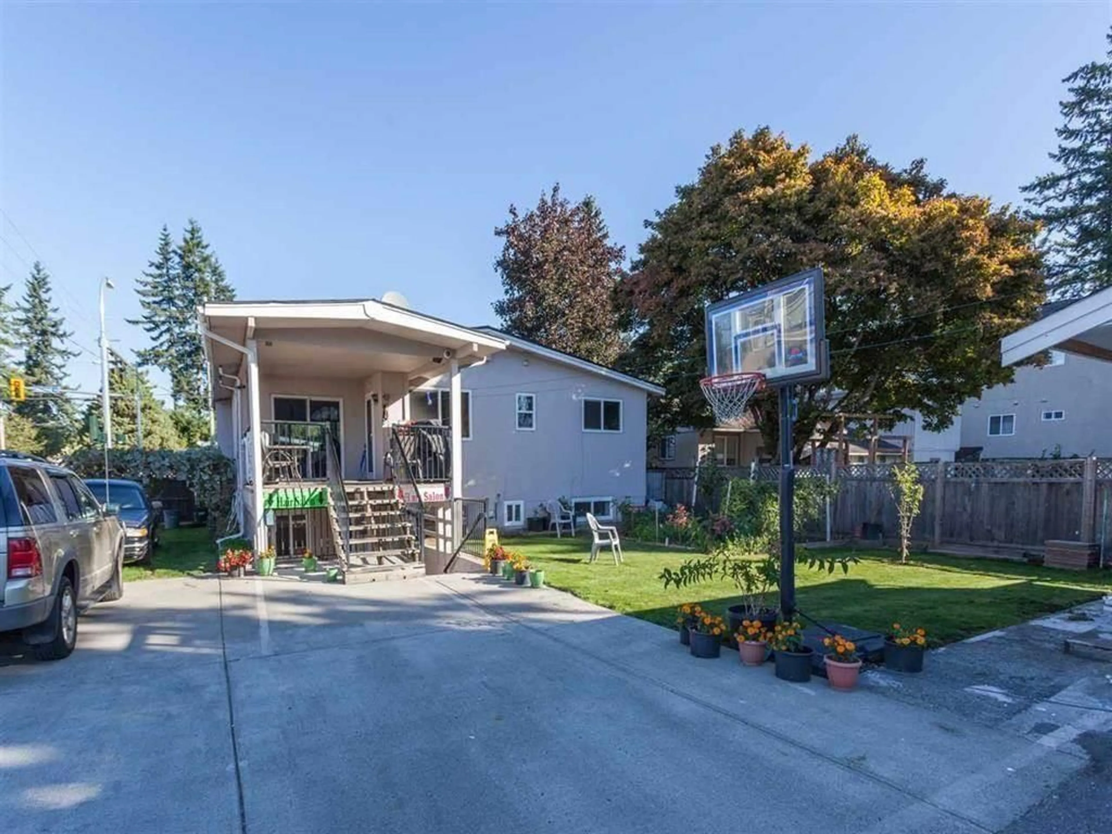 Home with vinyl exterior material, street for 32202 HILLCREST, Abbotsford British Columbia V2T1S6