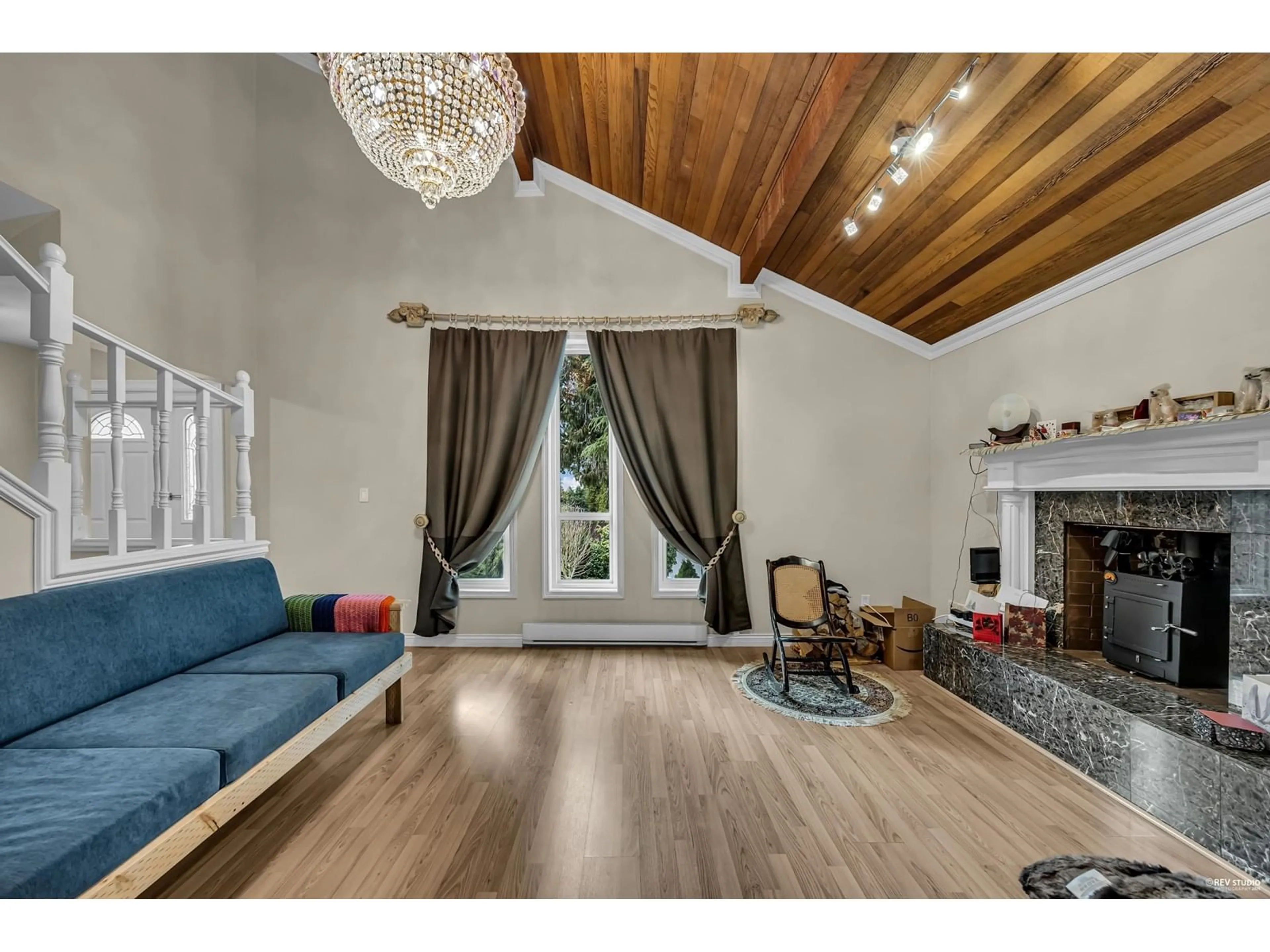 Living room with furniture, wood/laminate floor for 11162 PATRICIA, Delta British Columbia V4C3A4