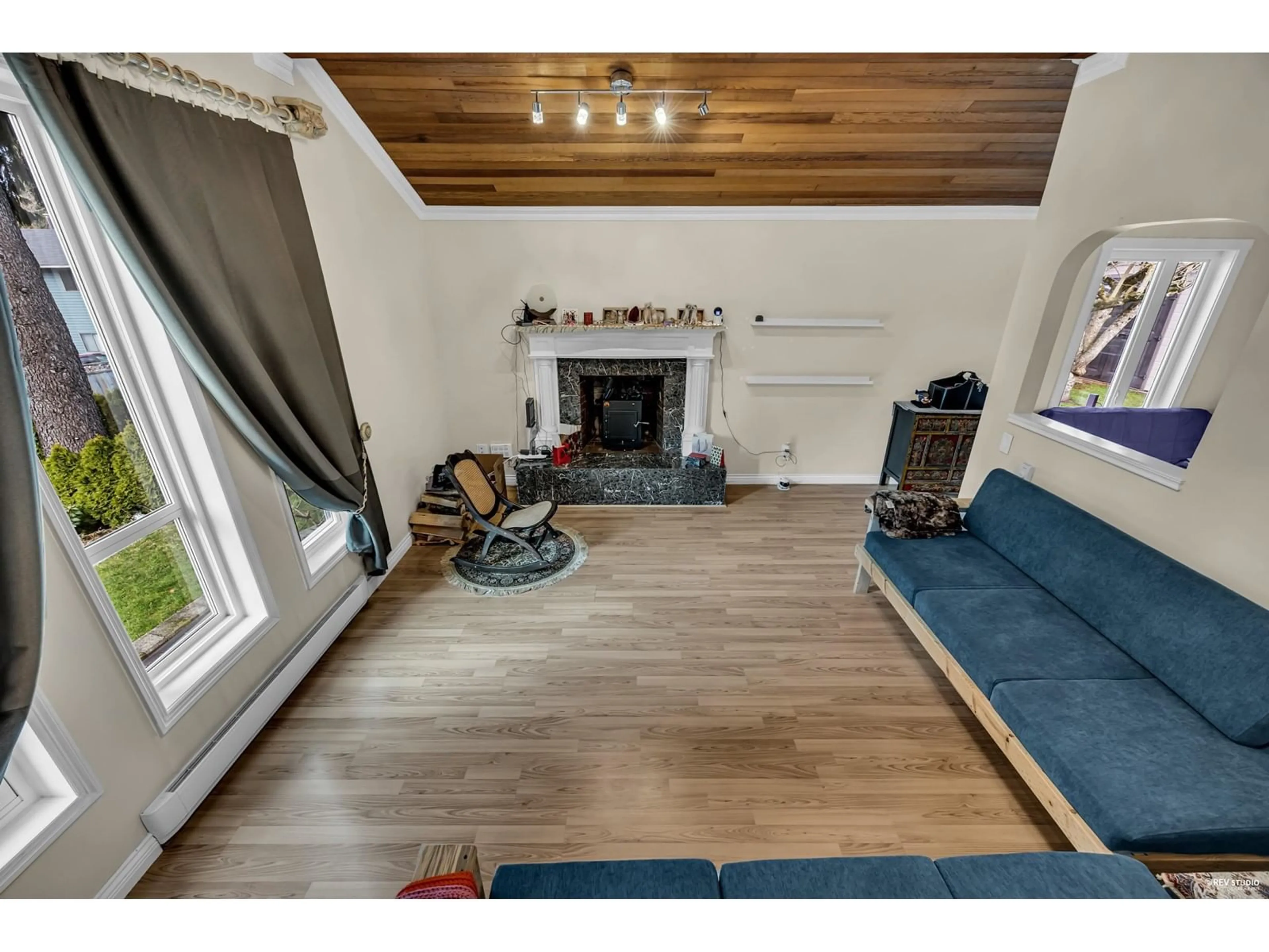Living room with furniture, wood/laminate floor for 11162 PATRICIA, Delta British Columbia V4C3A4