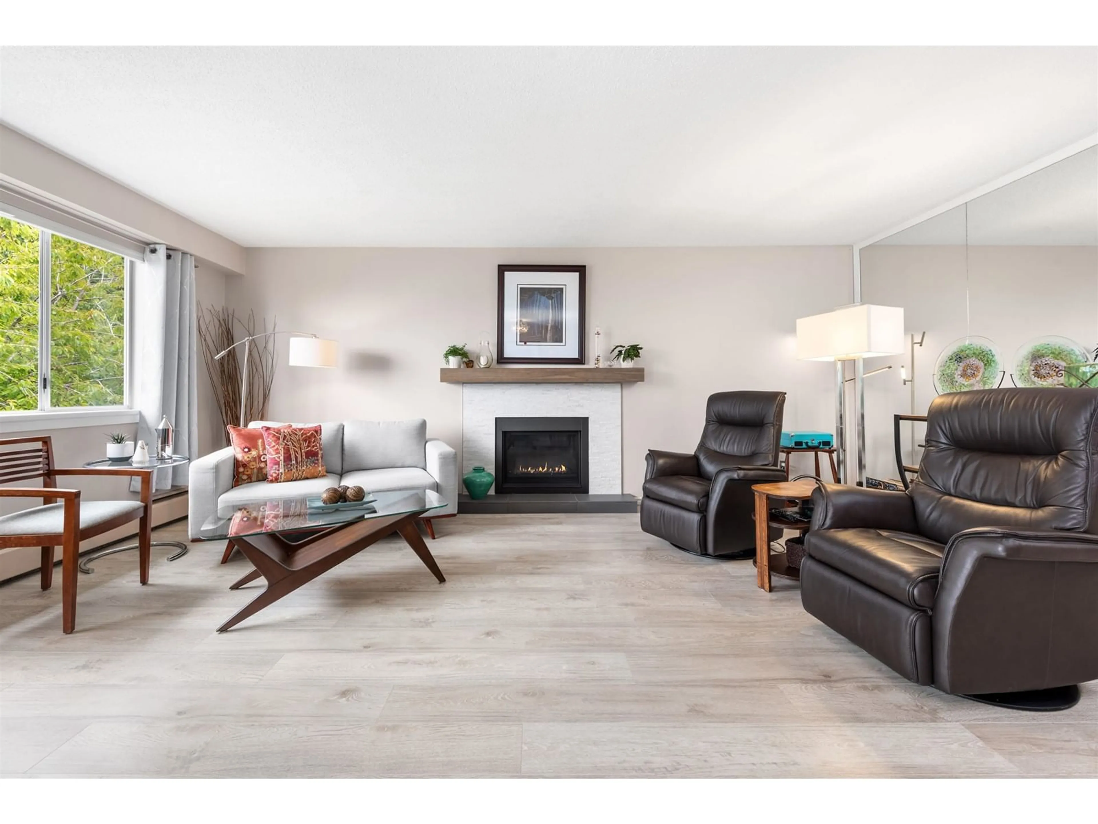 Living room with furniture, wood/laminate floor for 305 - 15010 ROPER, White Rock British Columbia V4B5A9