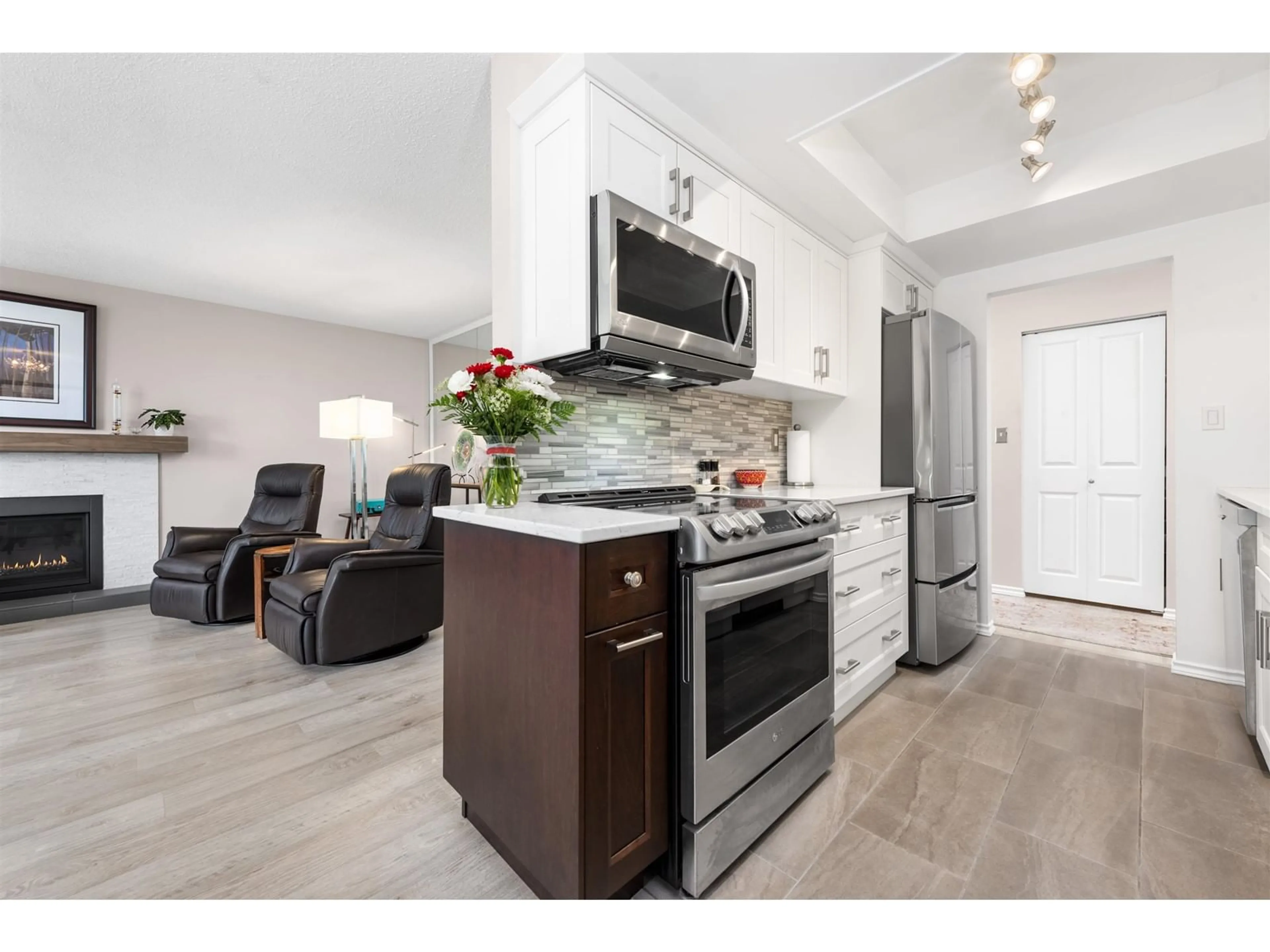 Open concept kitchen, unknown for 305 - 15010 ROPER, White Rock British Columbia V4B5A9