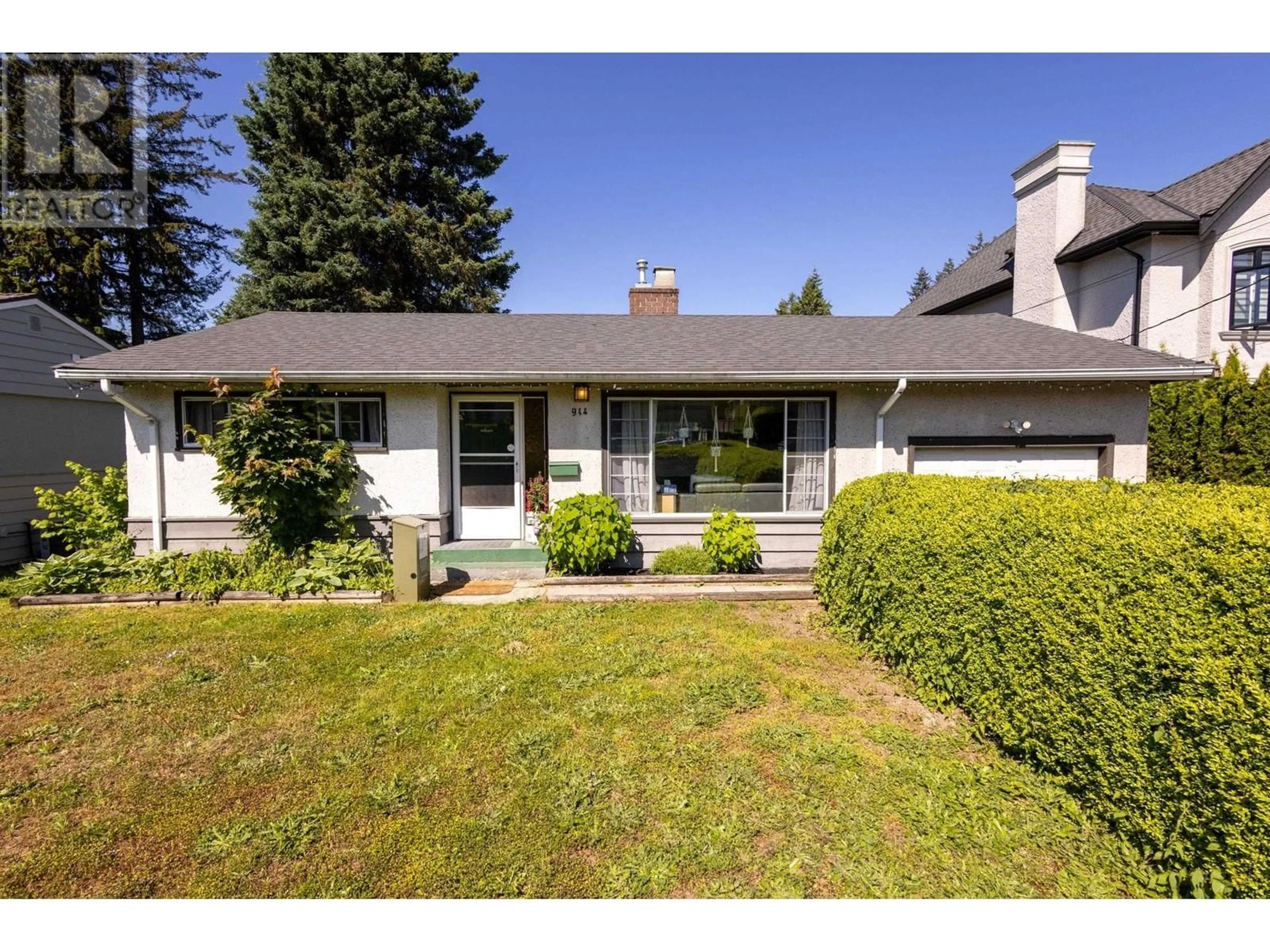 Home with vinyl exterior material, street for 914 MACINTOSH STREET, Coquitlam British Columbia V3J4Z2