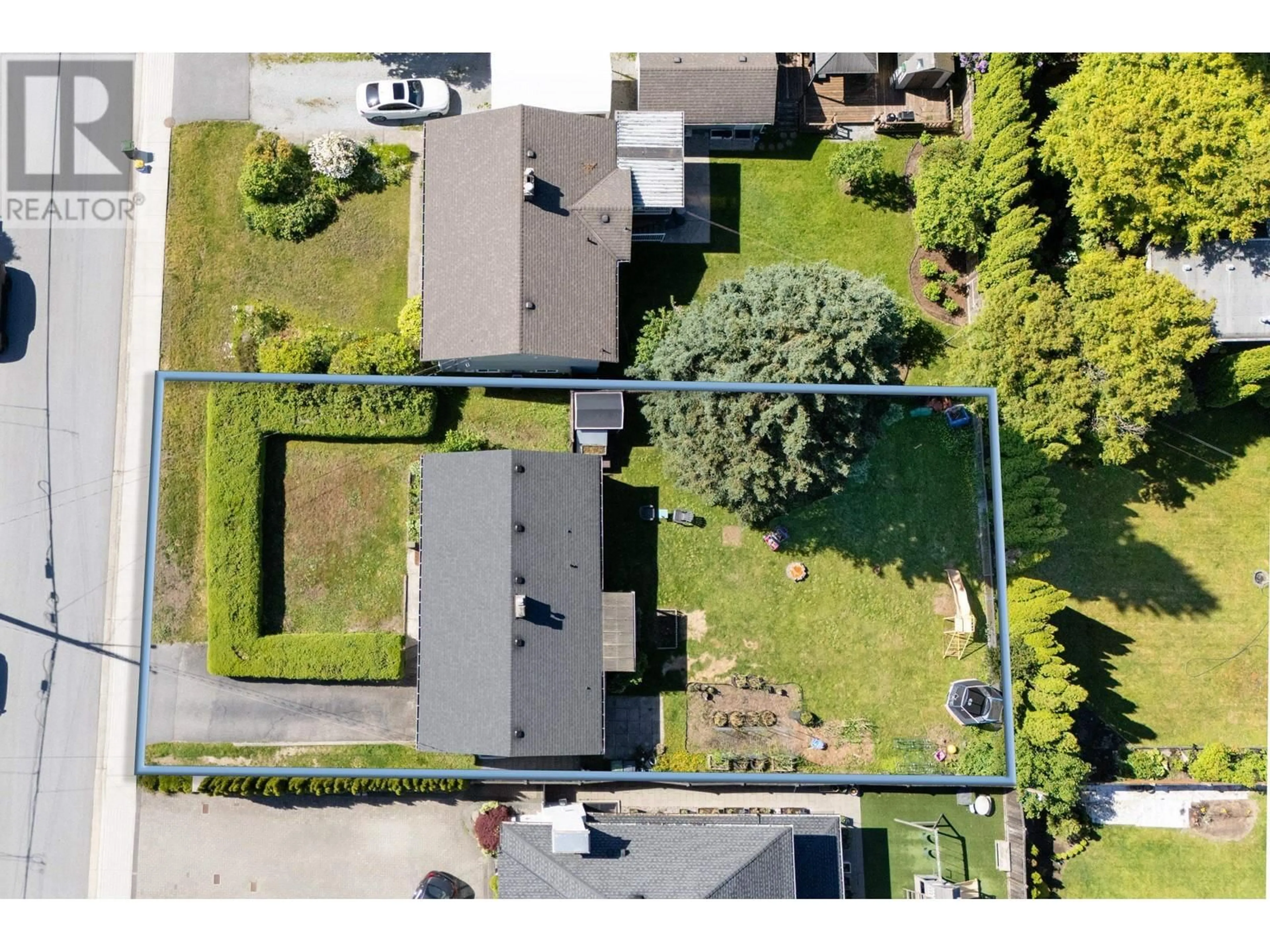 A pic from outside/outdoor area/front of a property/back of a property/a pic from drone, street for 914 MACINTOSH STREET, Coquitlam British Columbia V3J4Z2