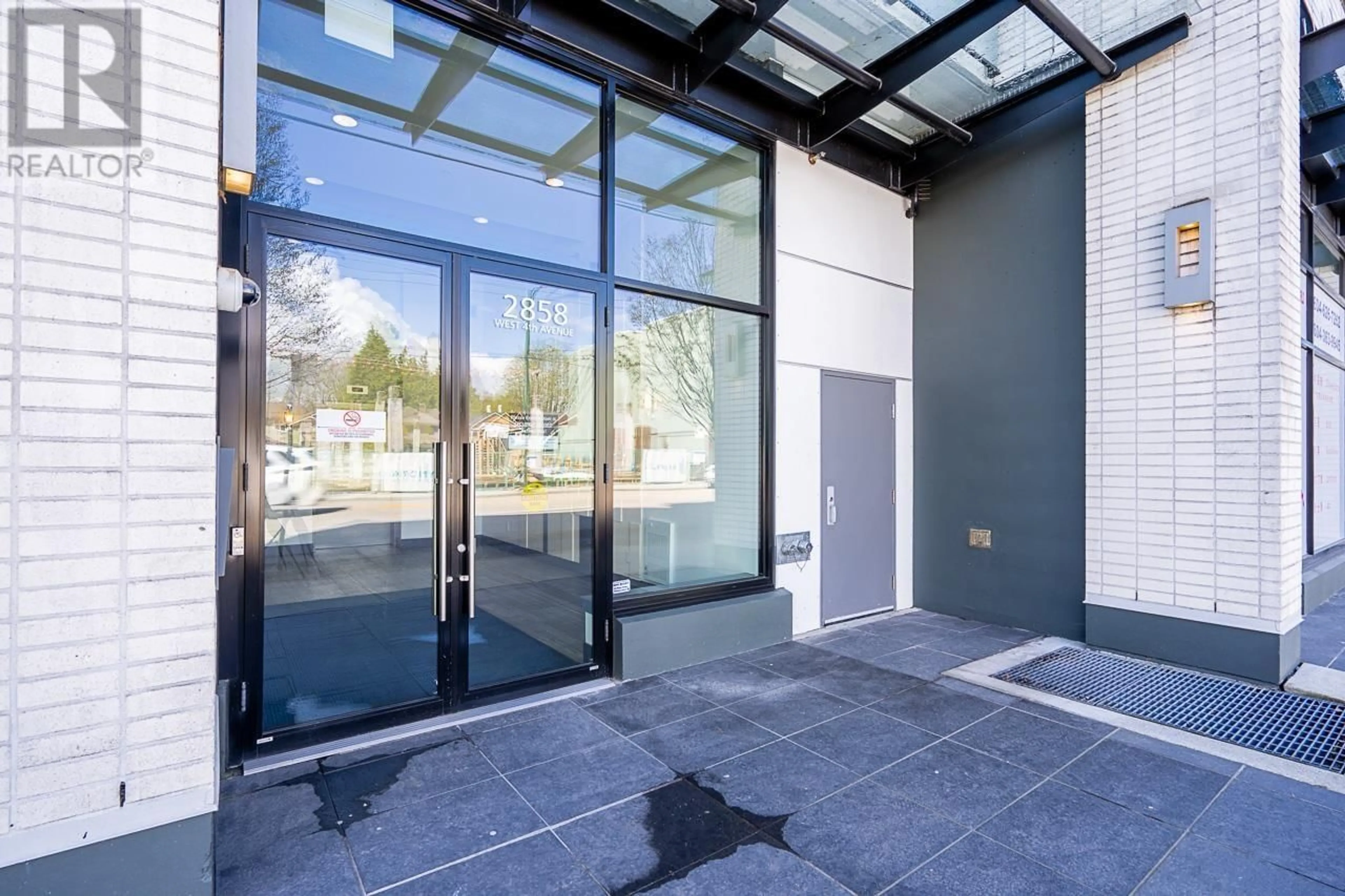Indoor foyer for 102 - 2858 4TH AVENUE, Vancouver British Columbia V6K1R2