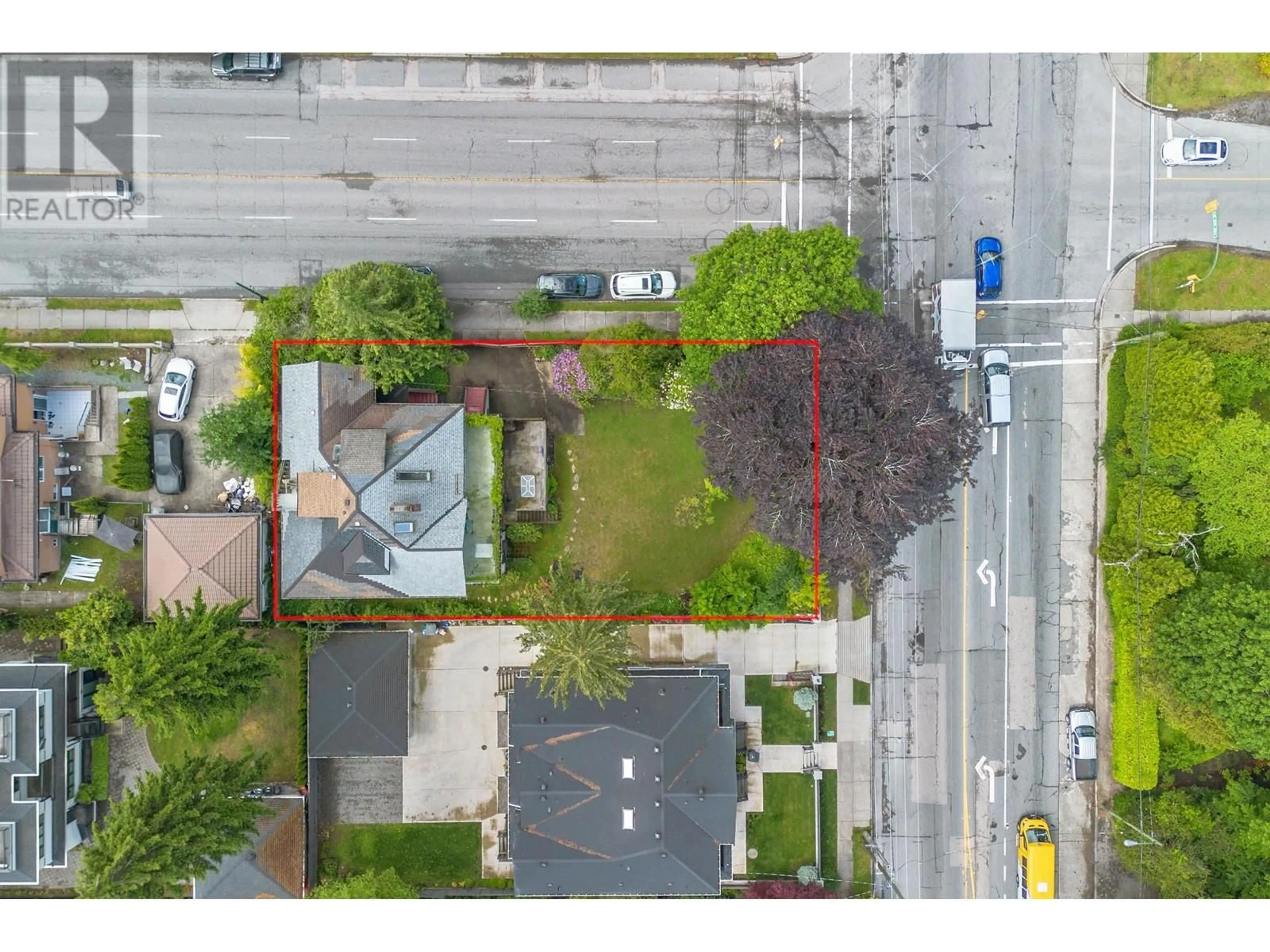 A pic from outside/outdoor area/front of a property/back of a property/a pic from drone, street for 4698 4TH AVENUE, Vancouver British Columbia V6R1R5