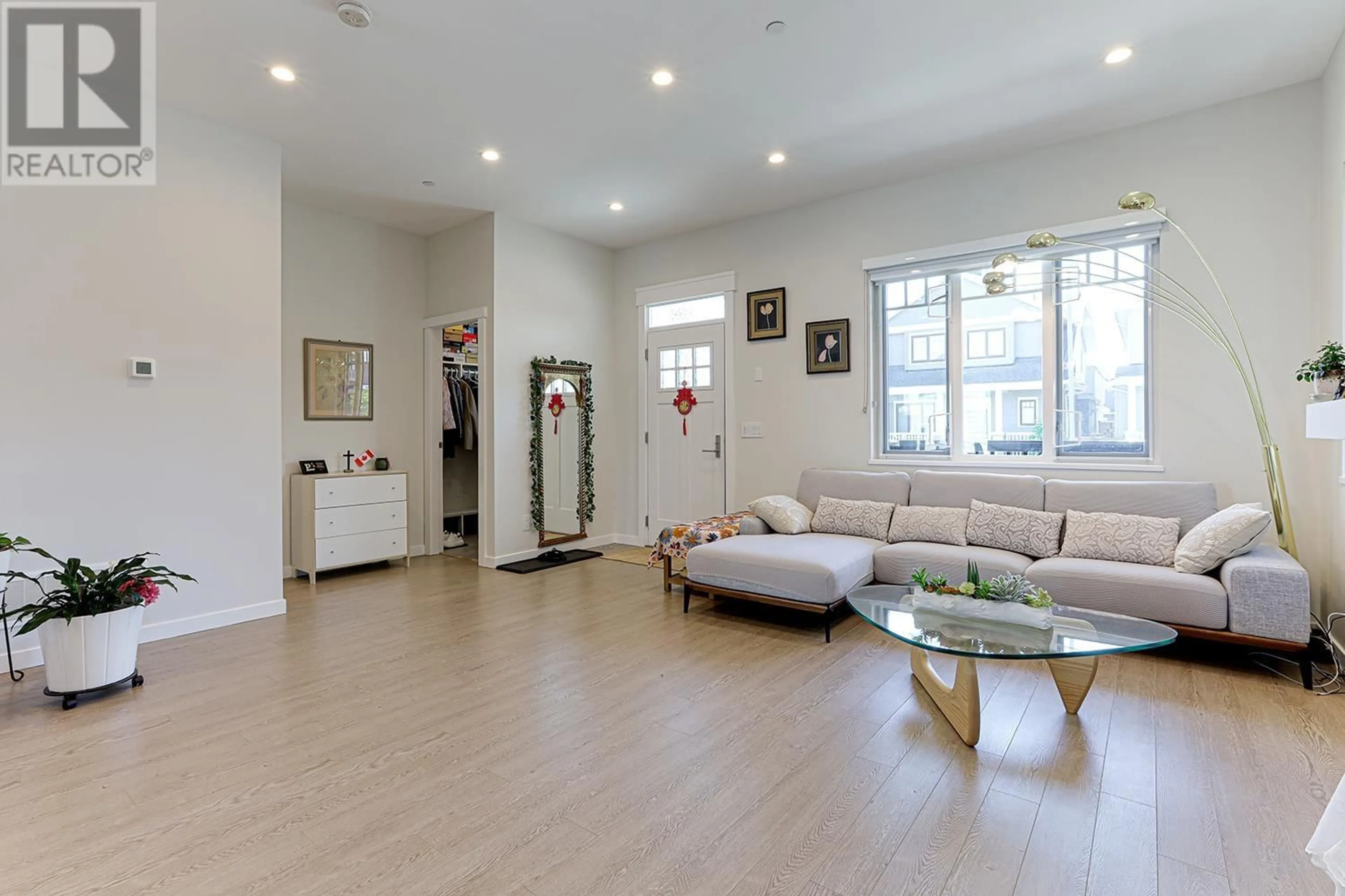 Living room with furniture, unknown for 4705 HAZELNUT WAY, Tsawwassen British Columbia V4M4G2