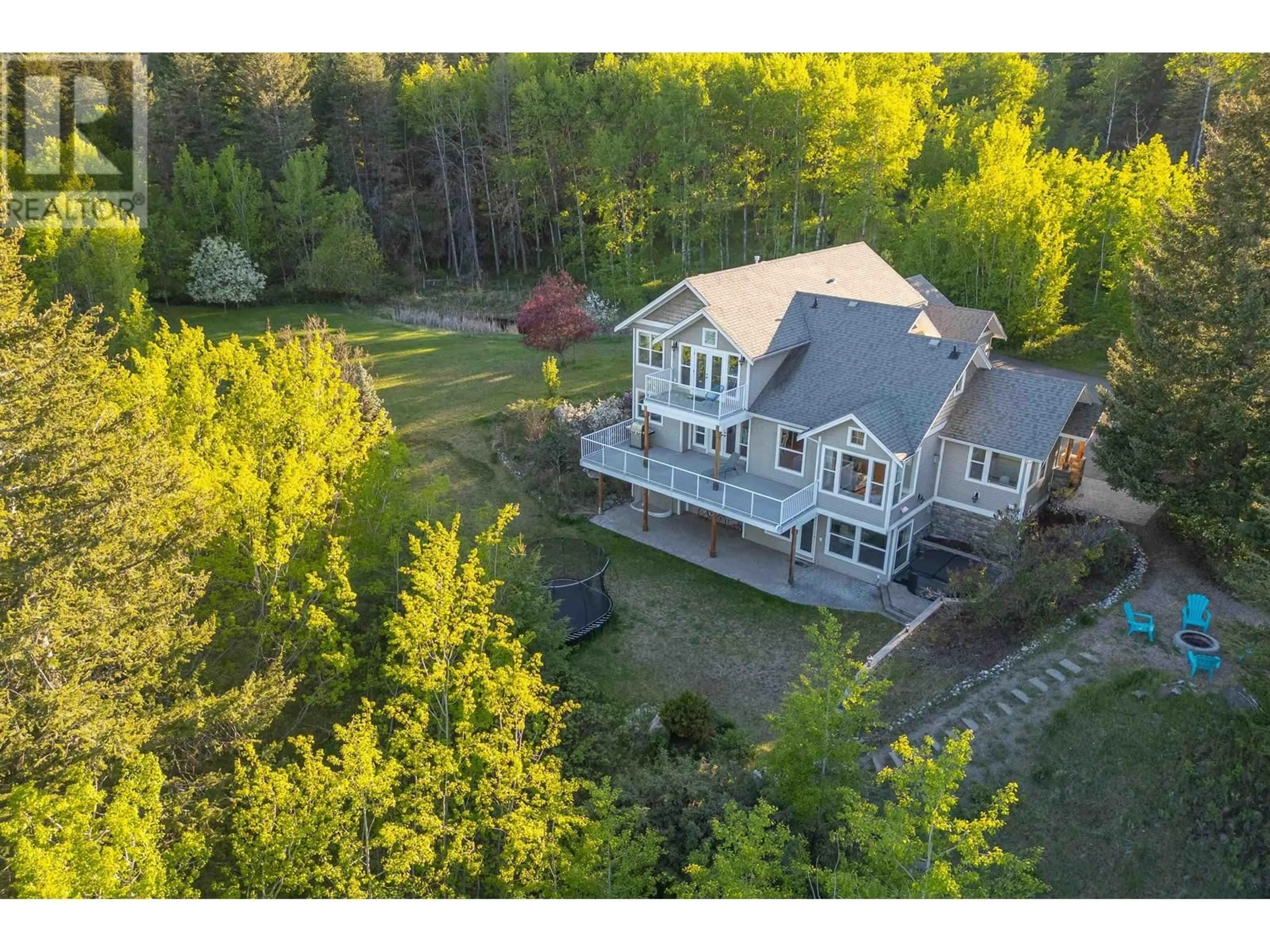A pic from outside/outdoor area/front of a property/back of a property/a pic from drone, water/lake/river/ocean view for 427 WOODLAND DRIVE, Williams Lake British Columbia V2G4P9
