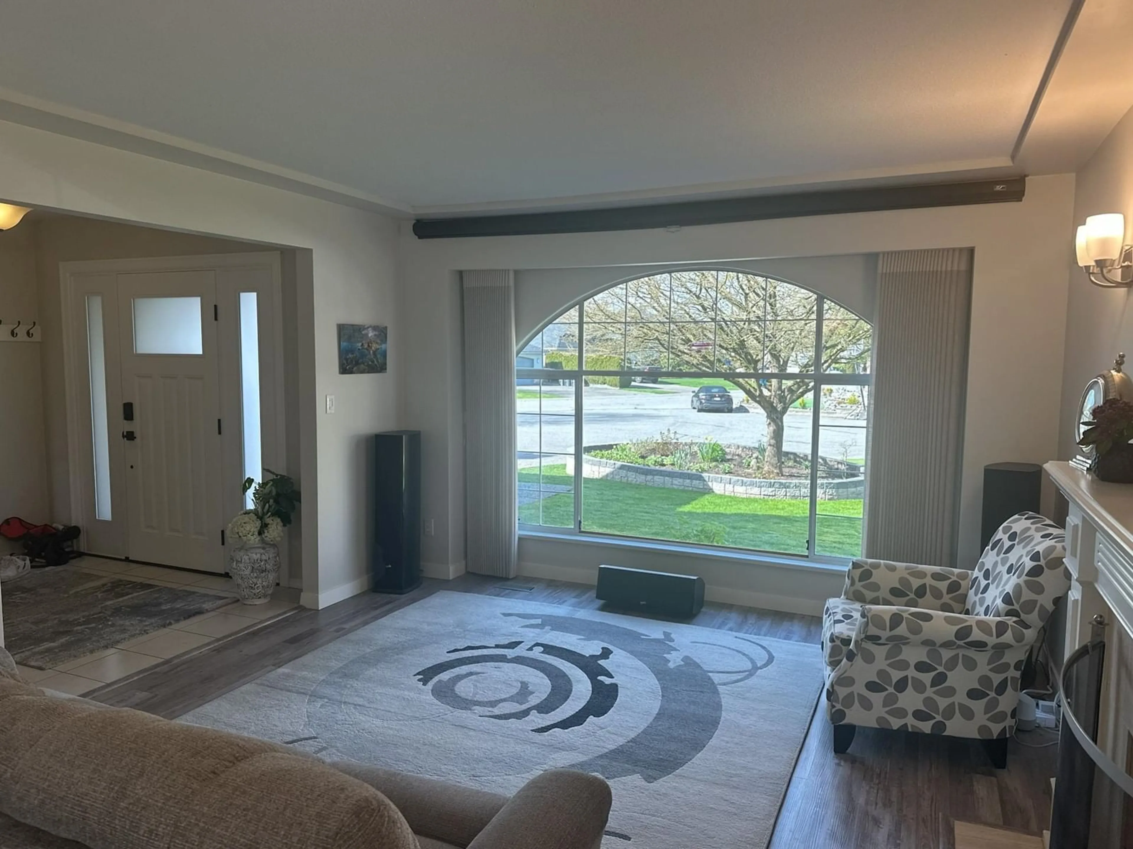 Living room with furniture, unknown for 8598 142A, Surrey British Columbia V3W0S6