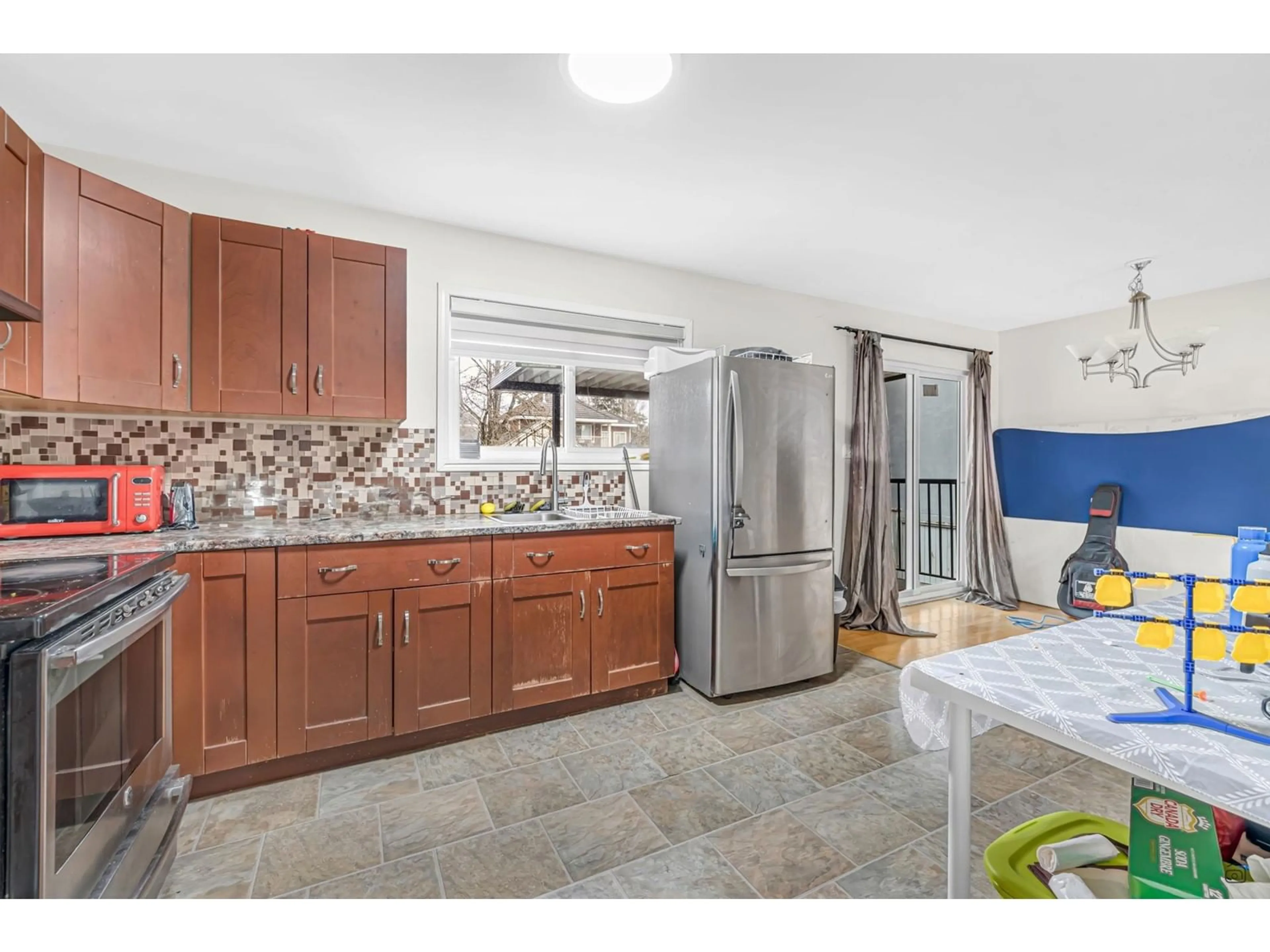 Open concept kitchen, ceramic/tile floor for 15079 87B, Surrey British Columbia V3S5G6