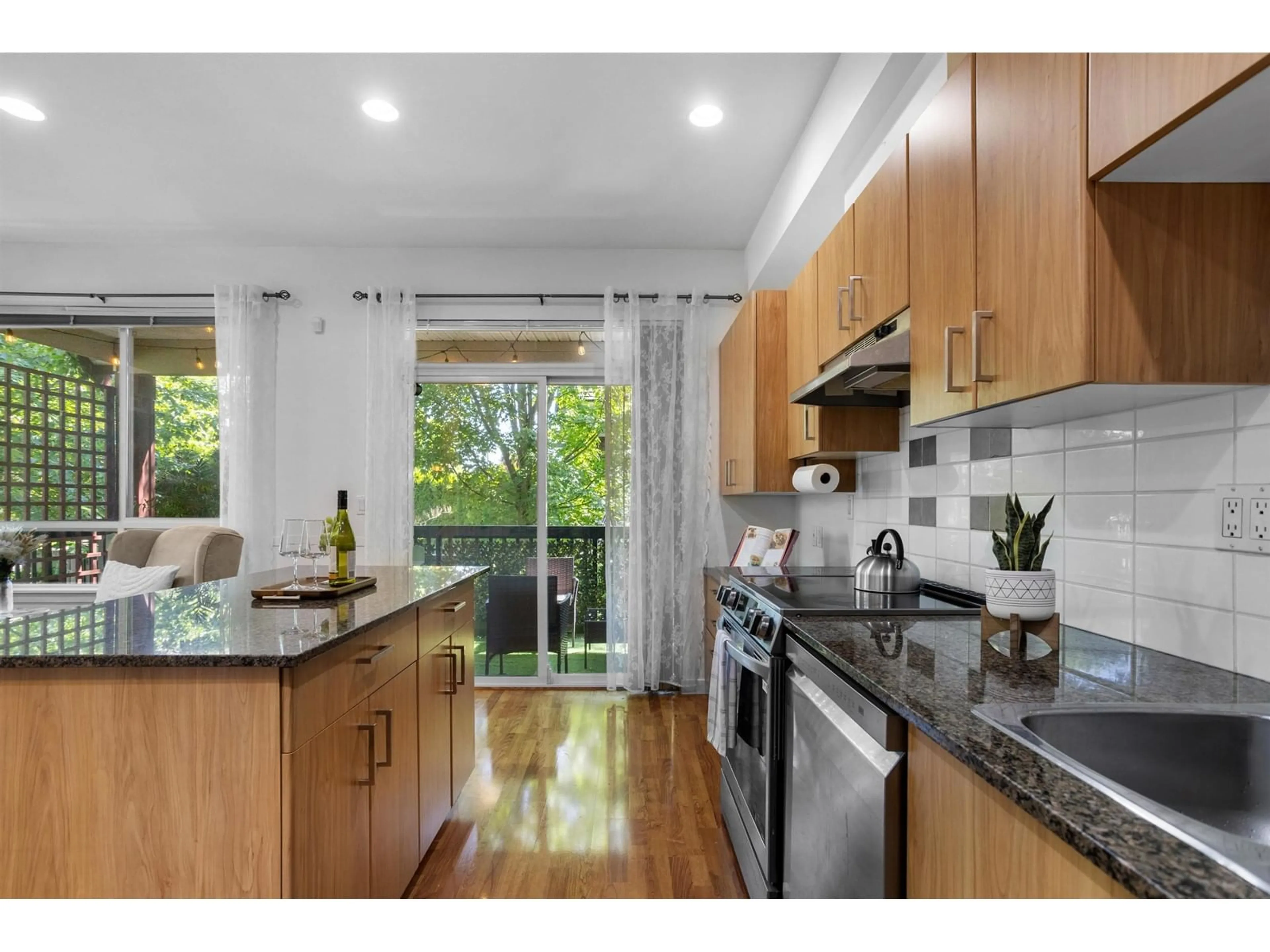 Open concept kitchen, wood/laminate floor for 21 - 16772 61, Surrey British Columbia V3S4P2