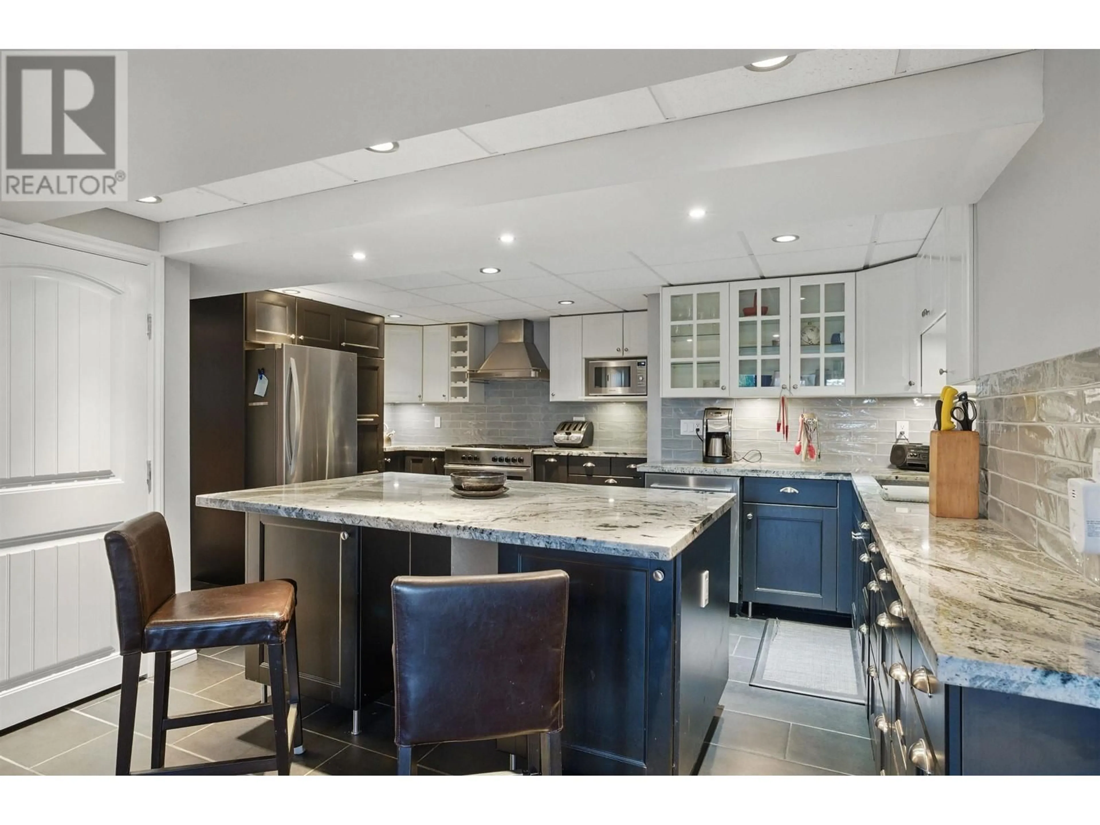 Open concept kitchen, ceramic/tile floor for 479 29TH STREET, North Vancouver British Columbia V7N1E2