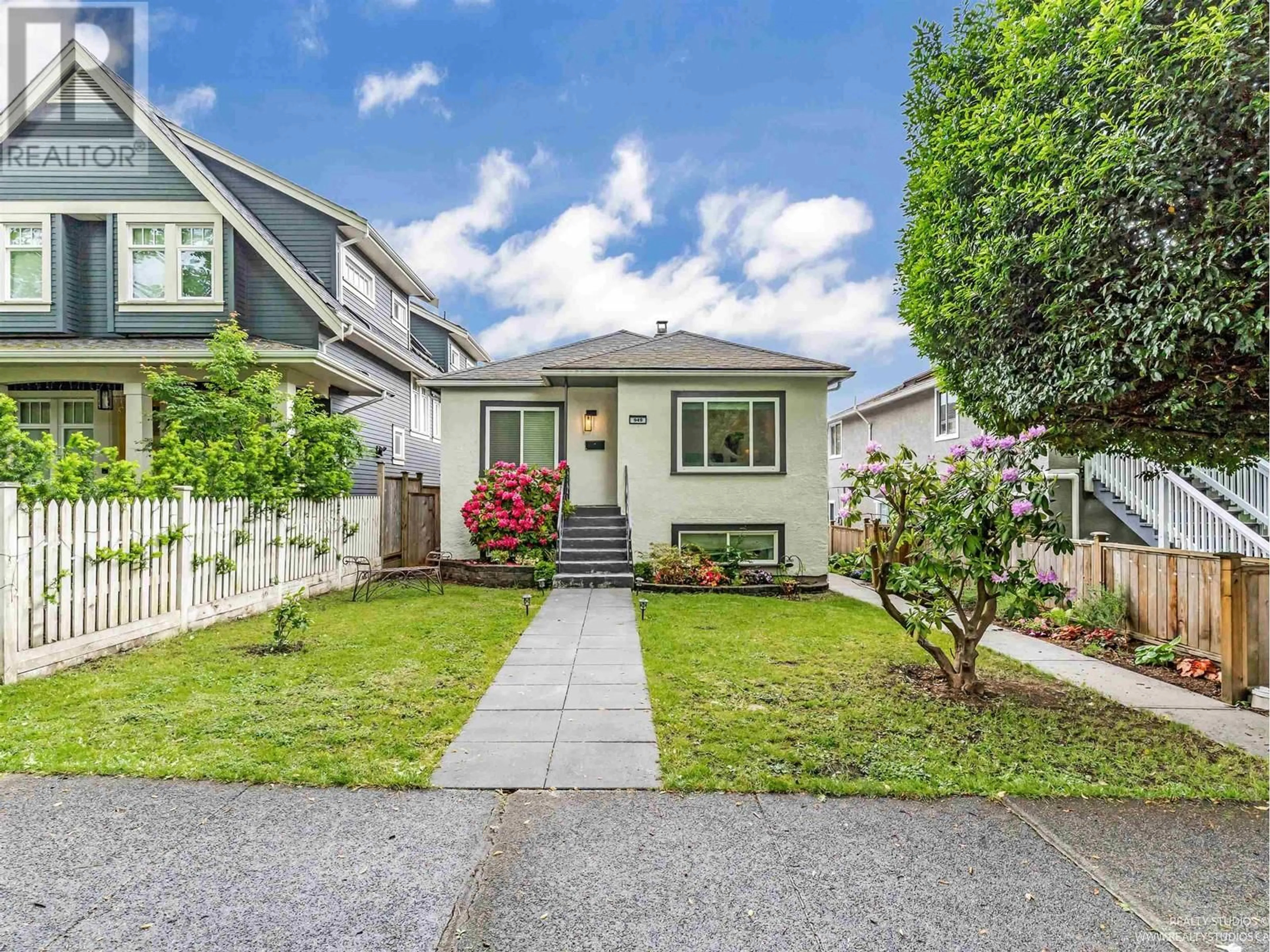 Home with vinyl exterior material, street for 949 24TH AVENUE, Vancouver British Columbia V5V2A8