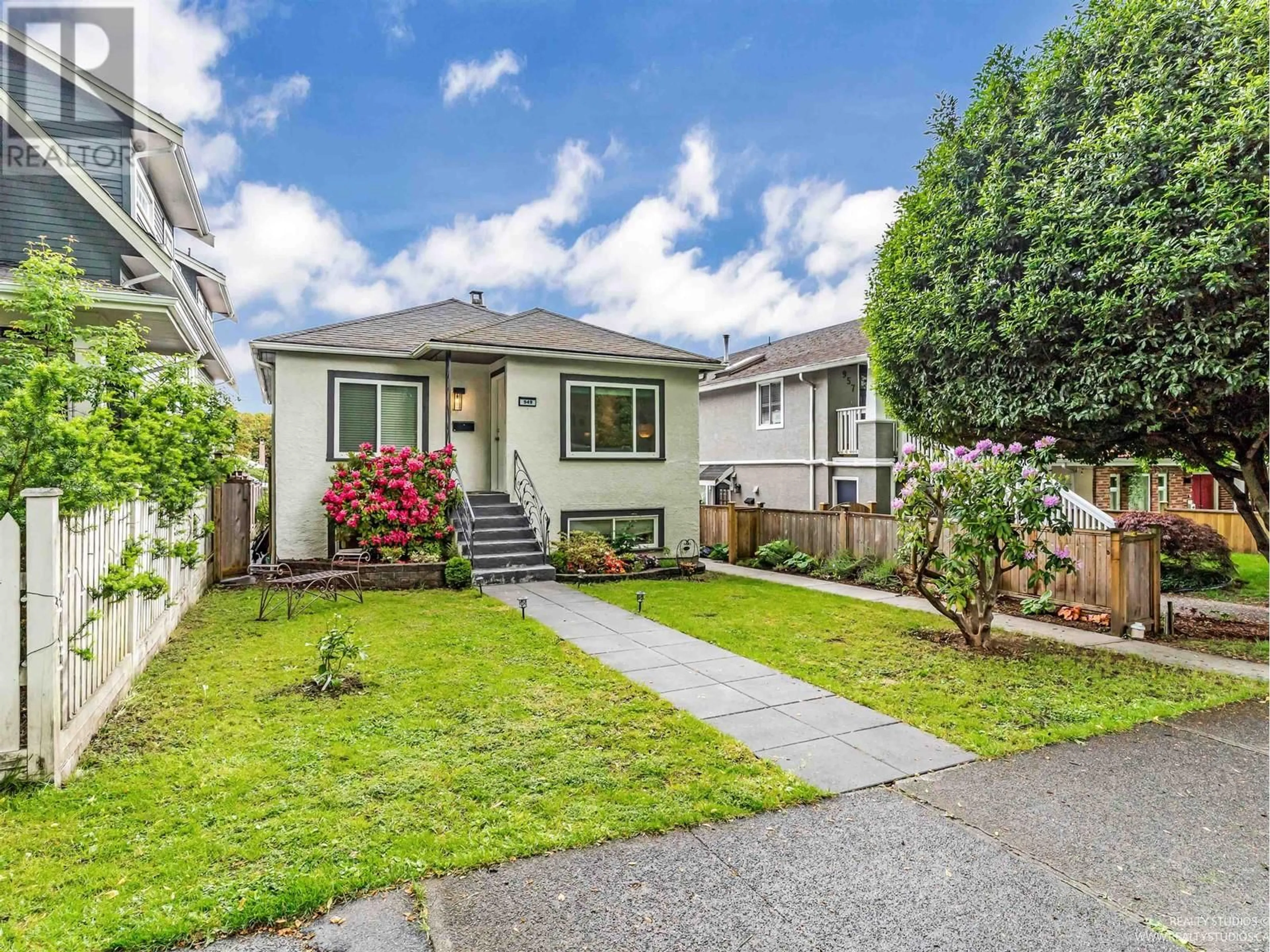 Home with vinyl exterior material, street for 949 24TH AVENUE, Vancouver British Columbia V5V2A8