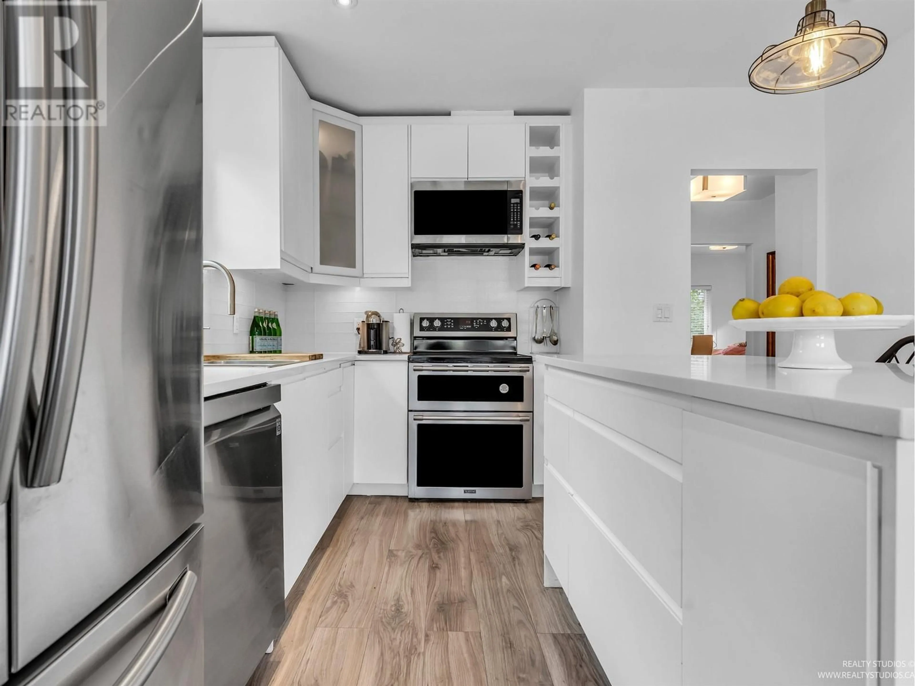 Contemporary kitchen, unknown for 949 24TH AVENUE, Vancouver British Columbia V5V2A8