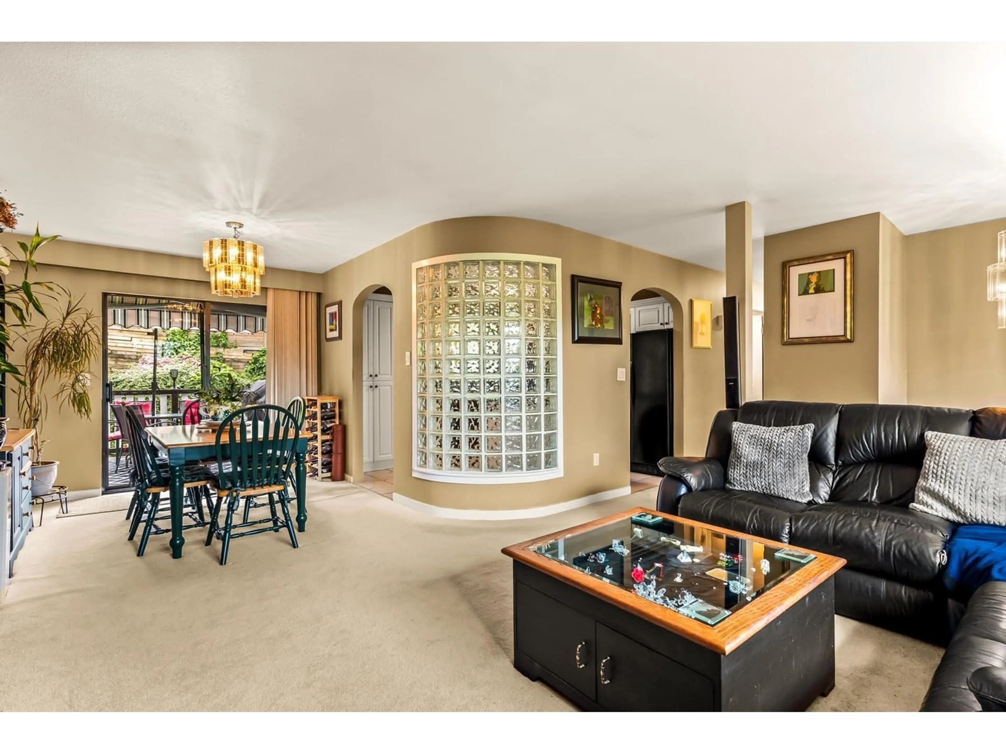 Living room with furniture, ceramic/tile floor for 14142 SUNRIDGE, Surrey British Columbia V3W6B1