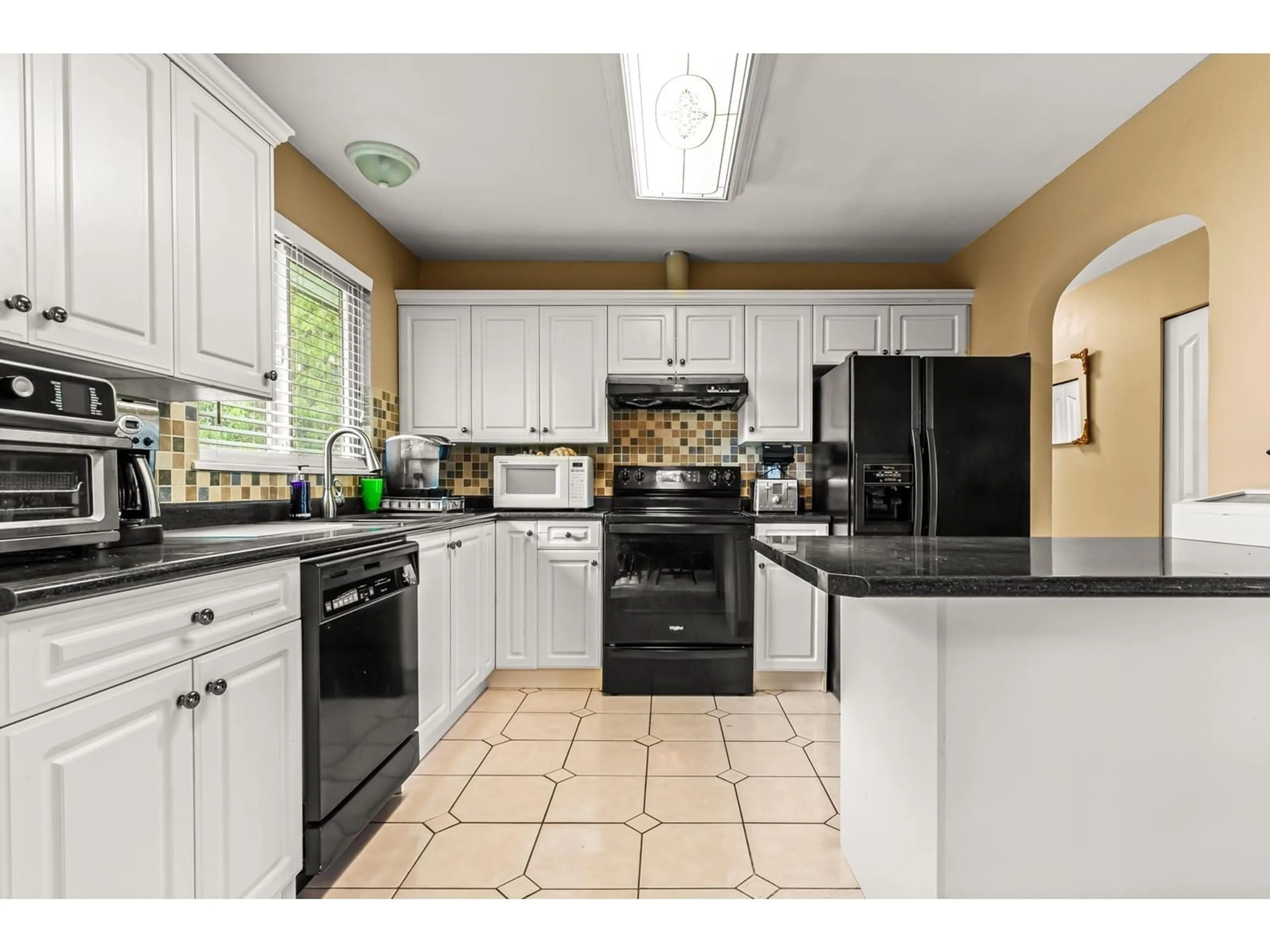 Open concept kitchen, ceramic/tile floor for 14142 SUNRIDGE, Surrey British Columbia V3W6B1