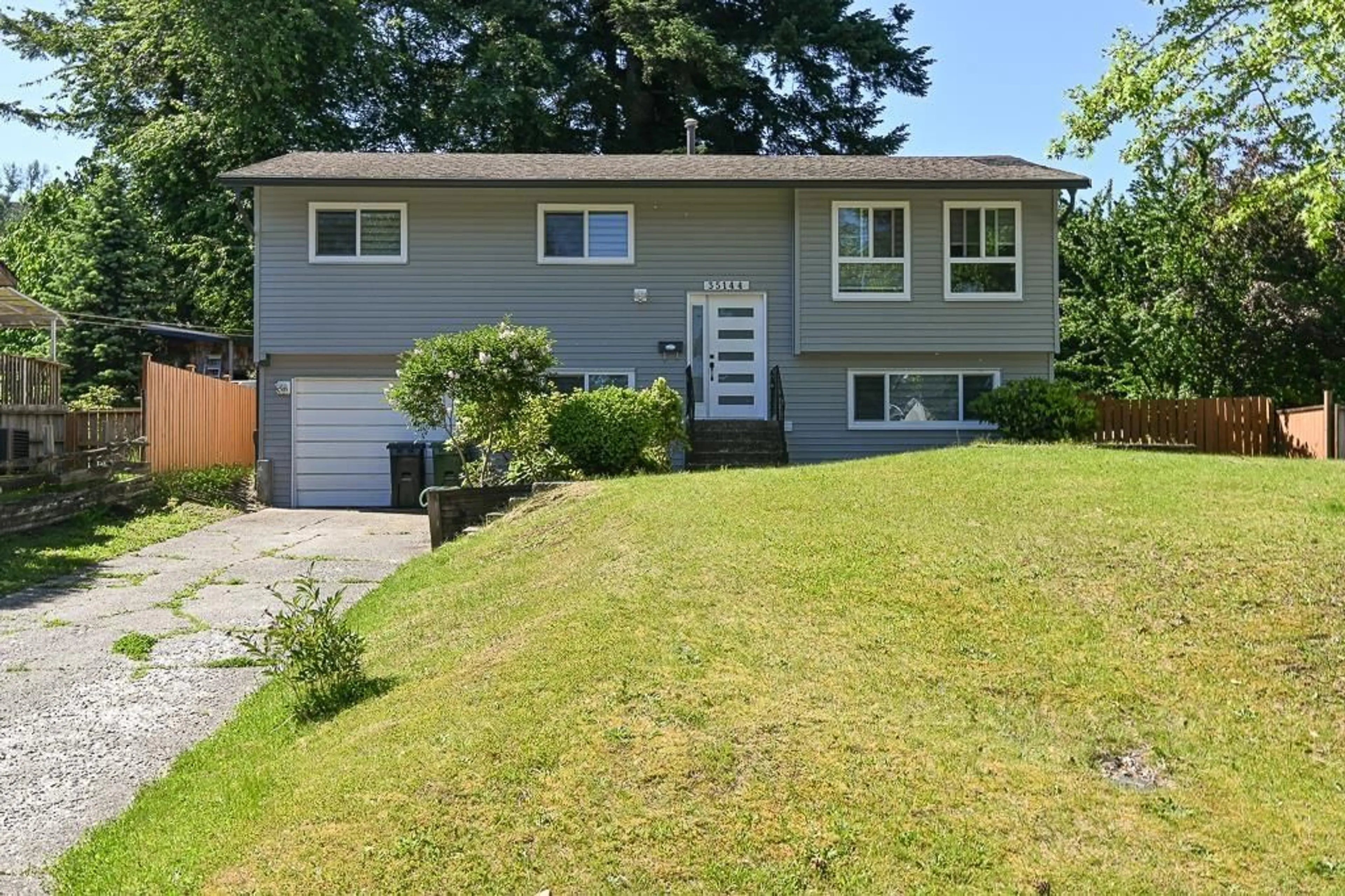 Home with vinyl exterior material, street for 35144 MORGAN, Abbotsford British Columbia V2S5T7