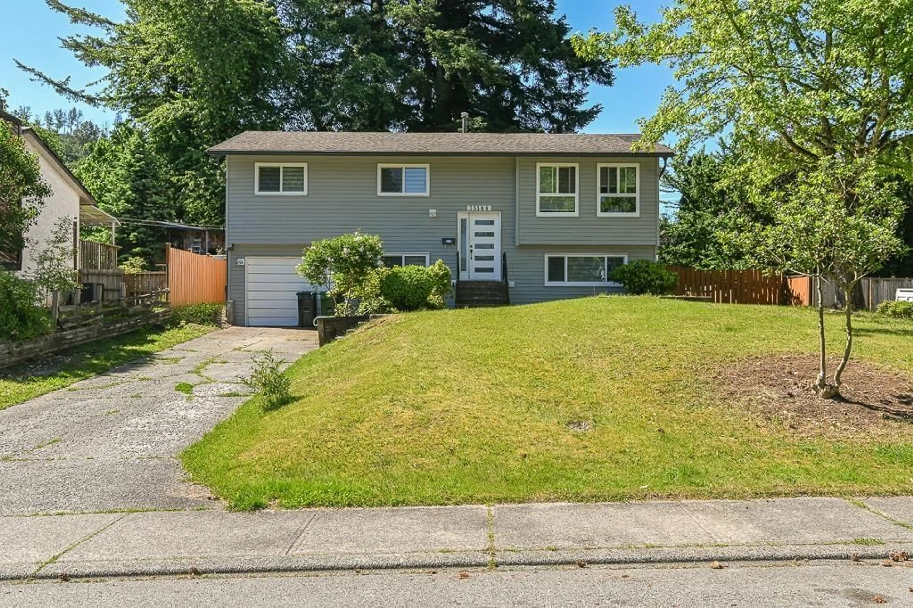 Home with vinyl exterior material, street for 35144 MORGAN, Abbotsford British Columbia V2S5T7