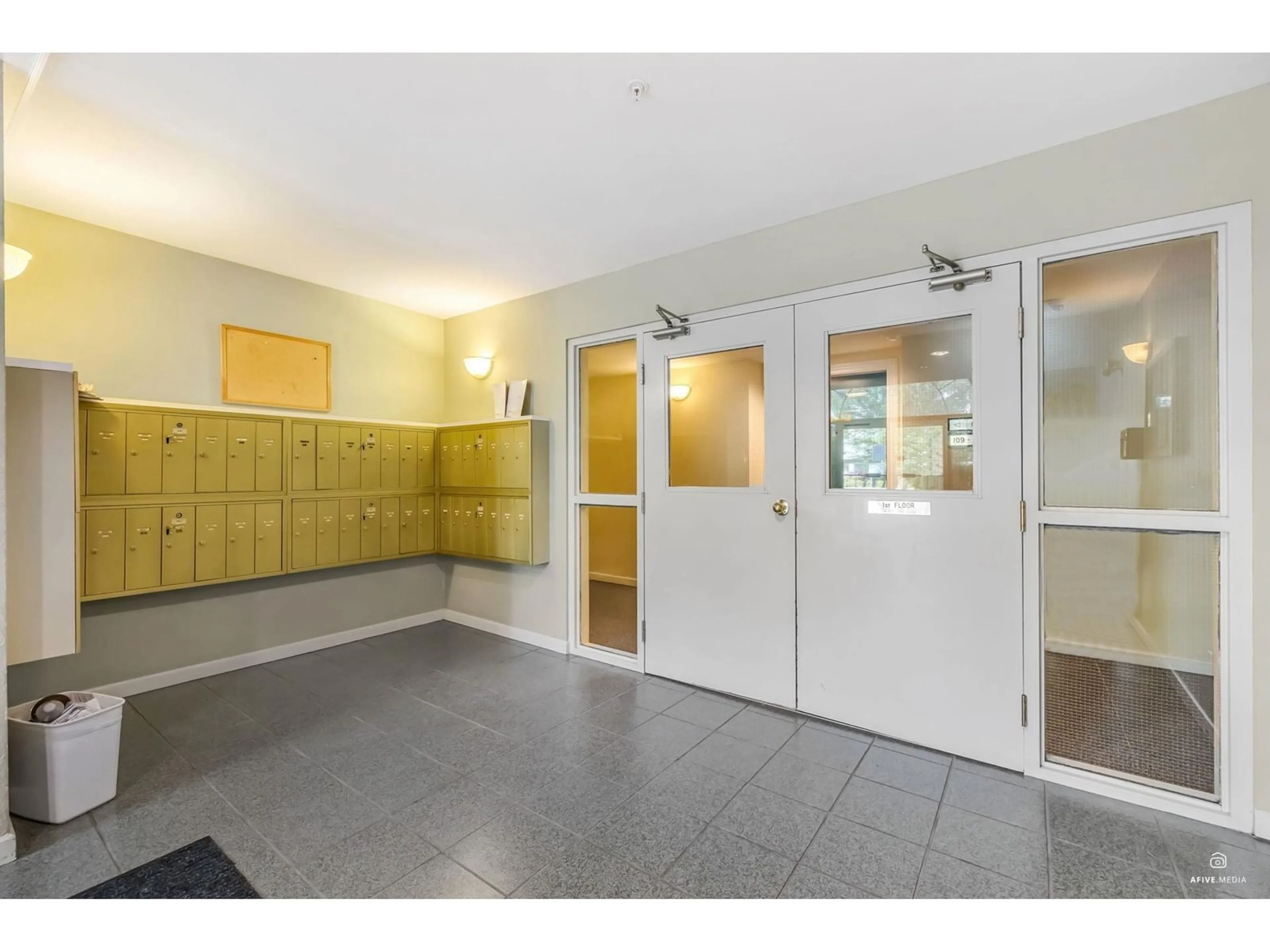 Indoor foyer for 401 - 33708 KING, Abbotsford British Columbia V2S8C6