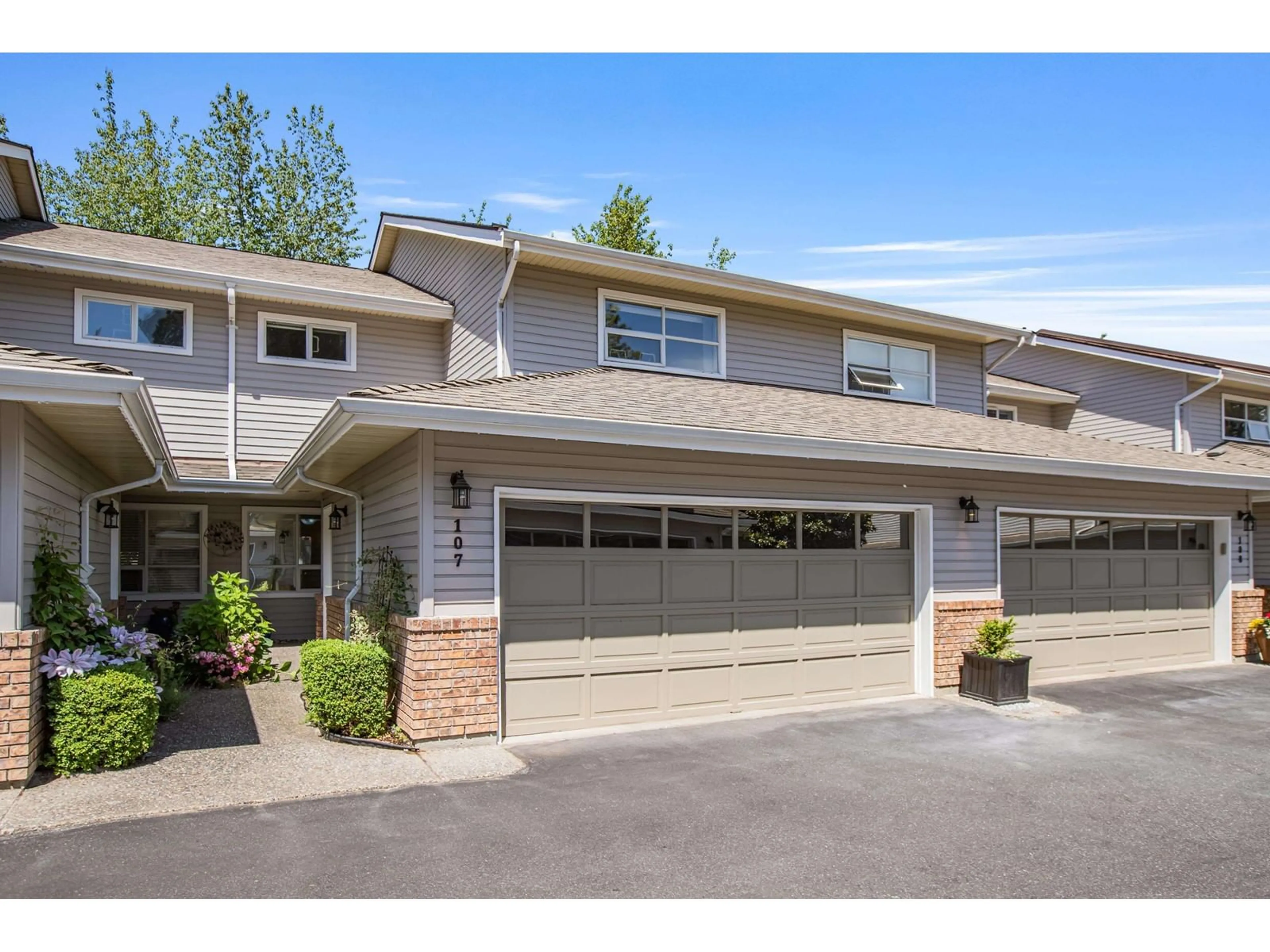 Indoor garage for 107 - 16350 14, Surrey British Columbia V4A8J7