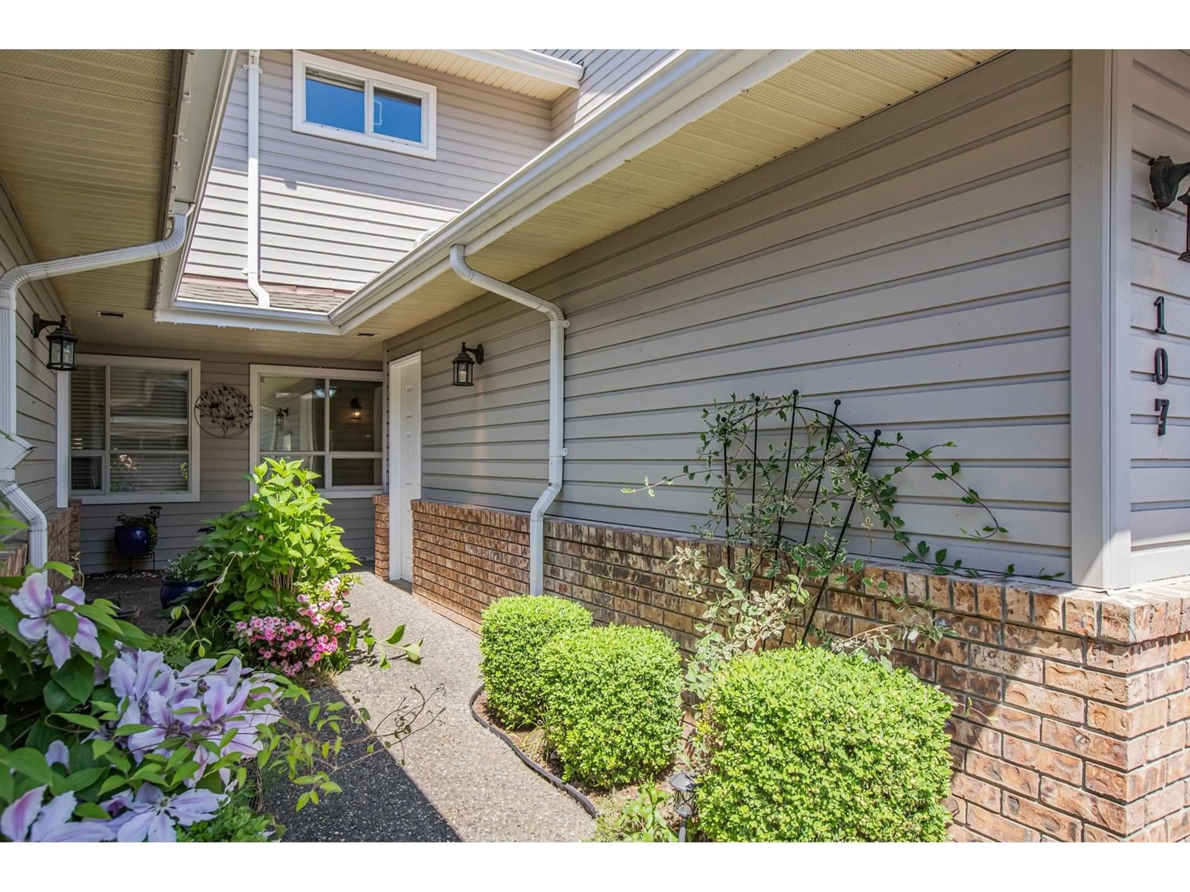 Indoor entryway for 107 - 16350 14, Surrey British Columbia V4A8J7