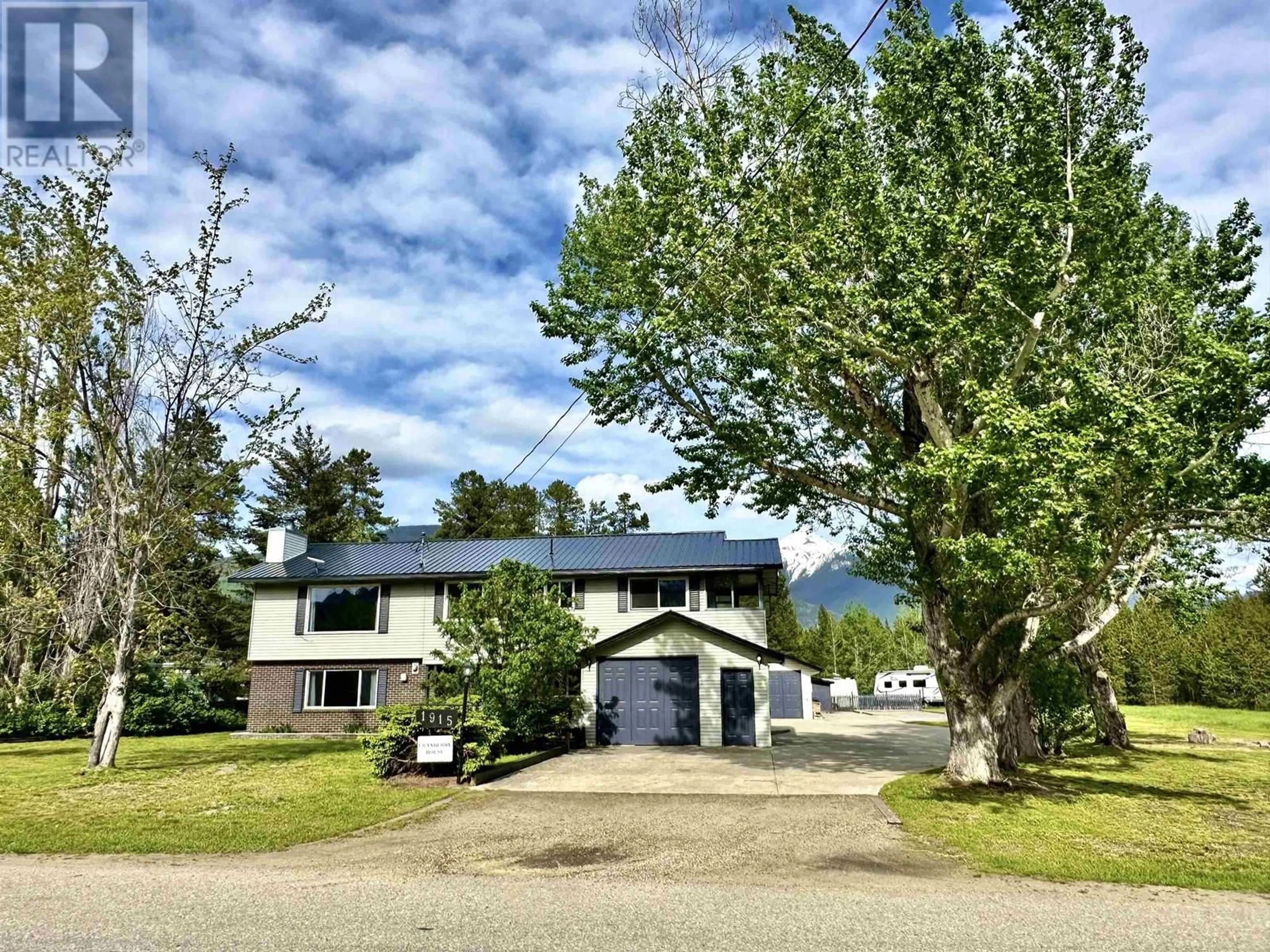 A pic from outside/outdoor area/front of a property/back of a property/a pic from drone, street for 1915 CRANBERRY PLACE, Valemount British Columbia V0E2Z0