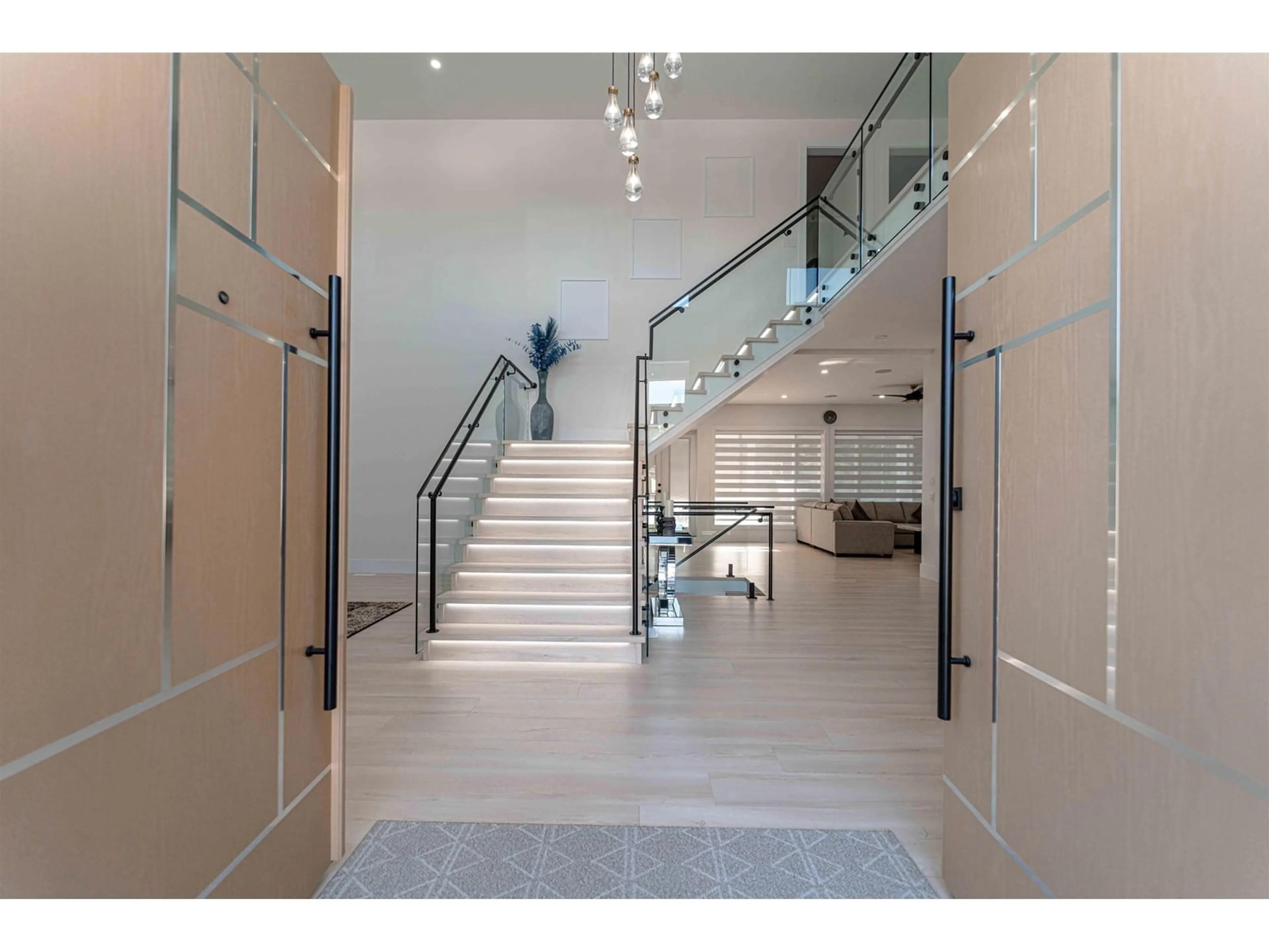 Indoor foyer for 2351 LOBBAN, Abbotsford British Columbia V2S3W2