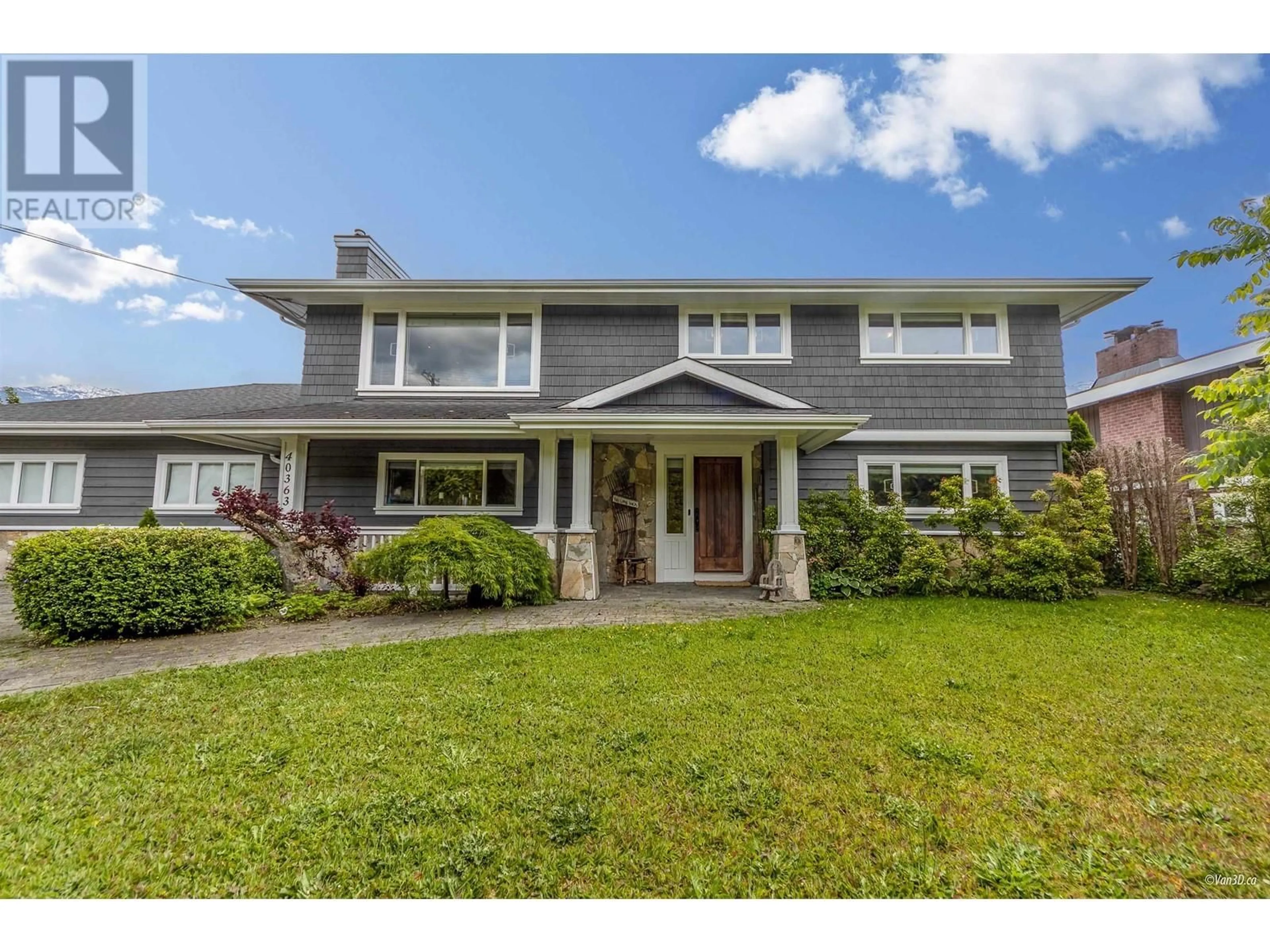 Home with vinyl exterior material, street for 40363 GARIBALDI WAY, Squamish British Columbia V0N1T0