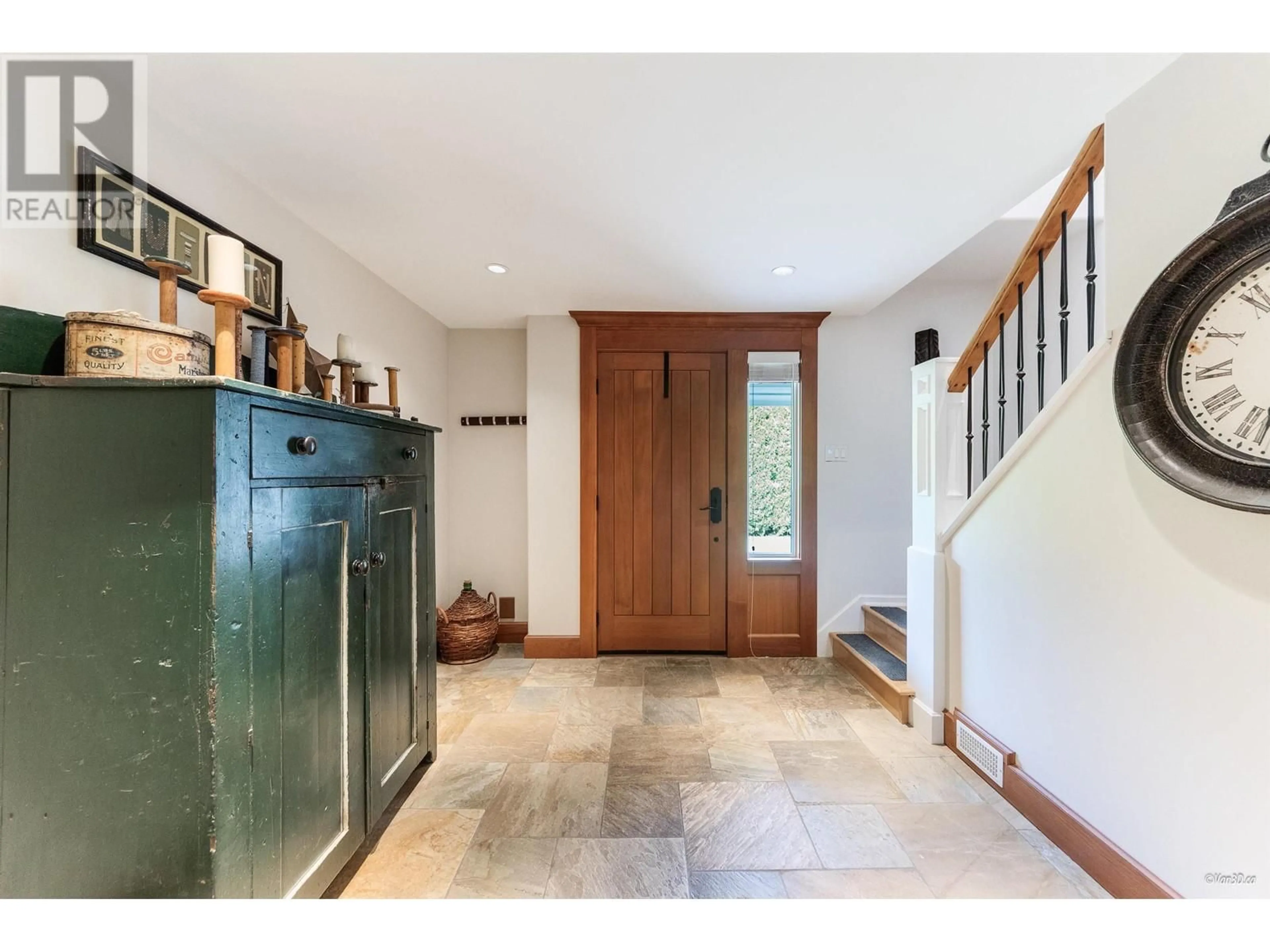 Indoor entryway for 40363 GARIBALDI WAY, Squamish British Columbia V0N1T0